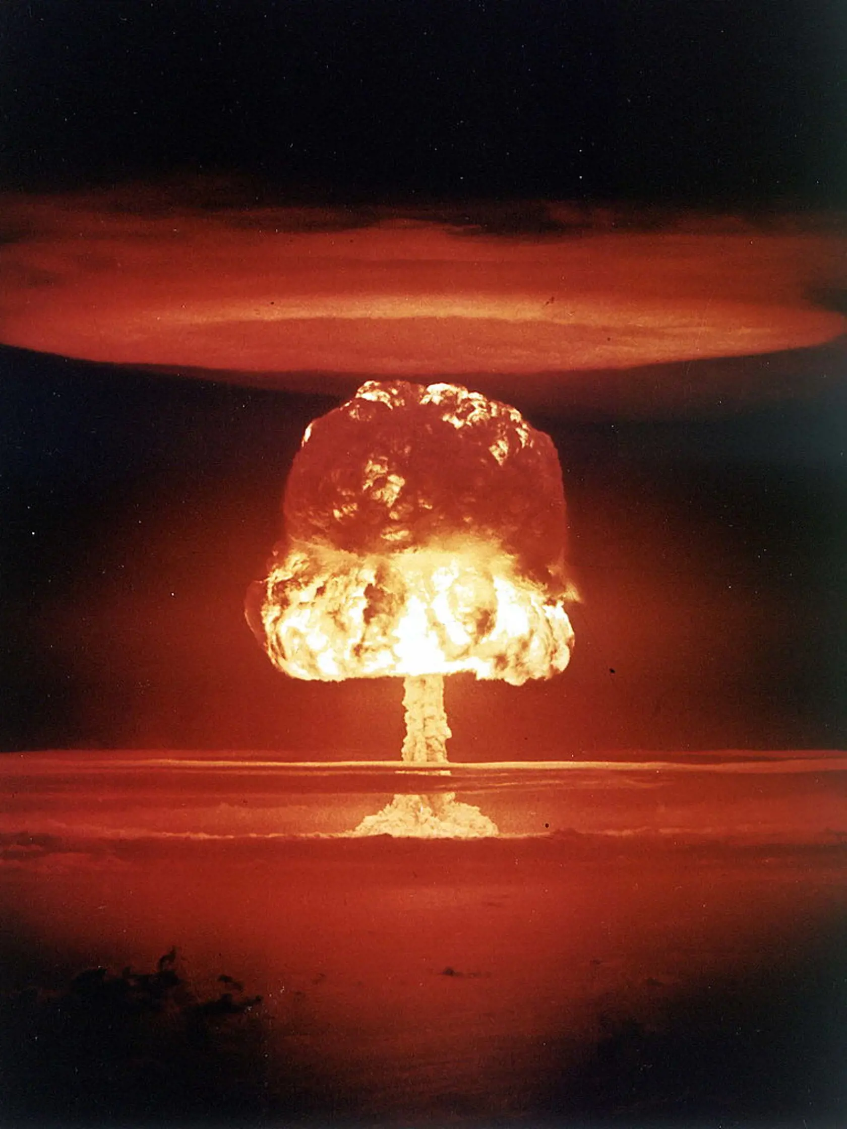 Testovanie jadrovej bomby na Bikini Atoll.