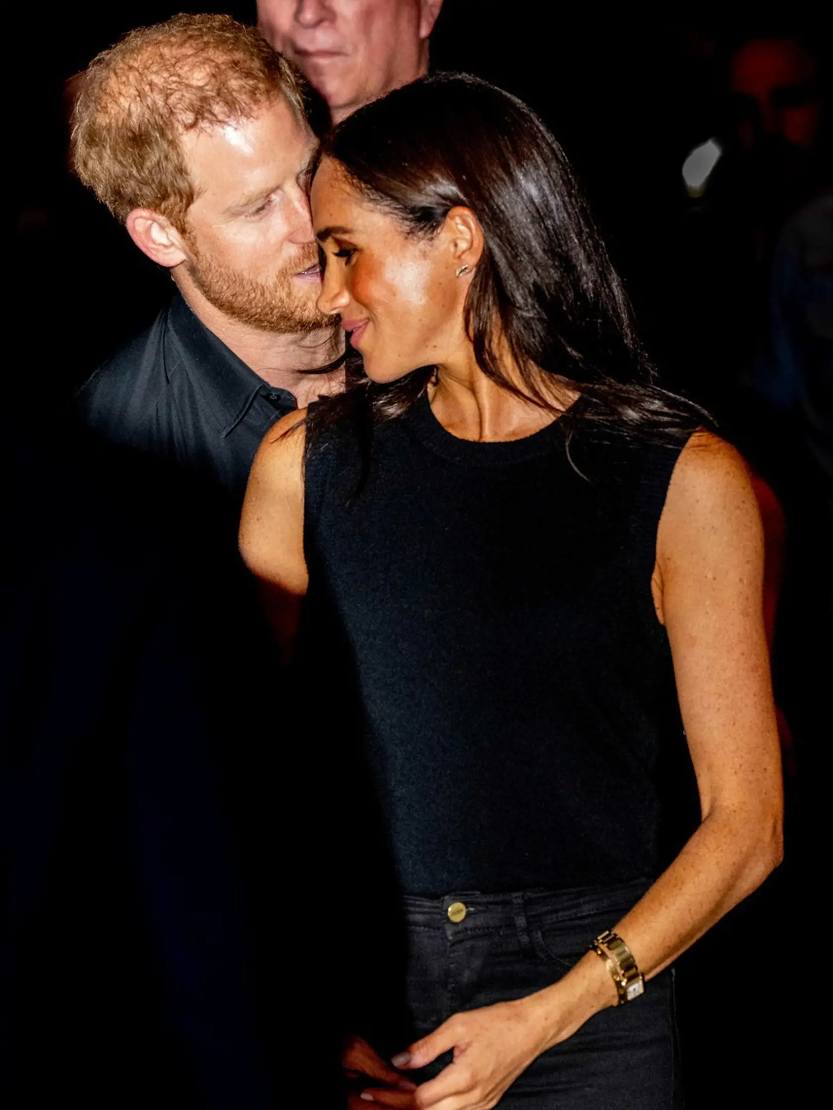 Harry a Meghan vyvrátili špekulácie o kríze v ich vzťahu. Dvojica si každú chvíľu vymieňala nežné dotyky a zamolované pohľady.