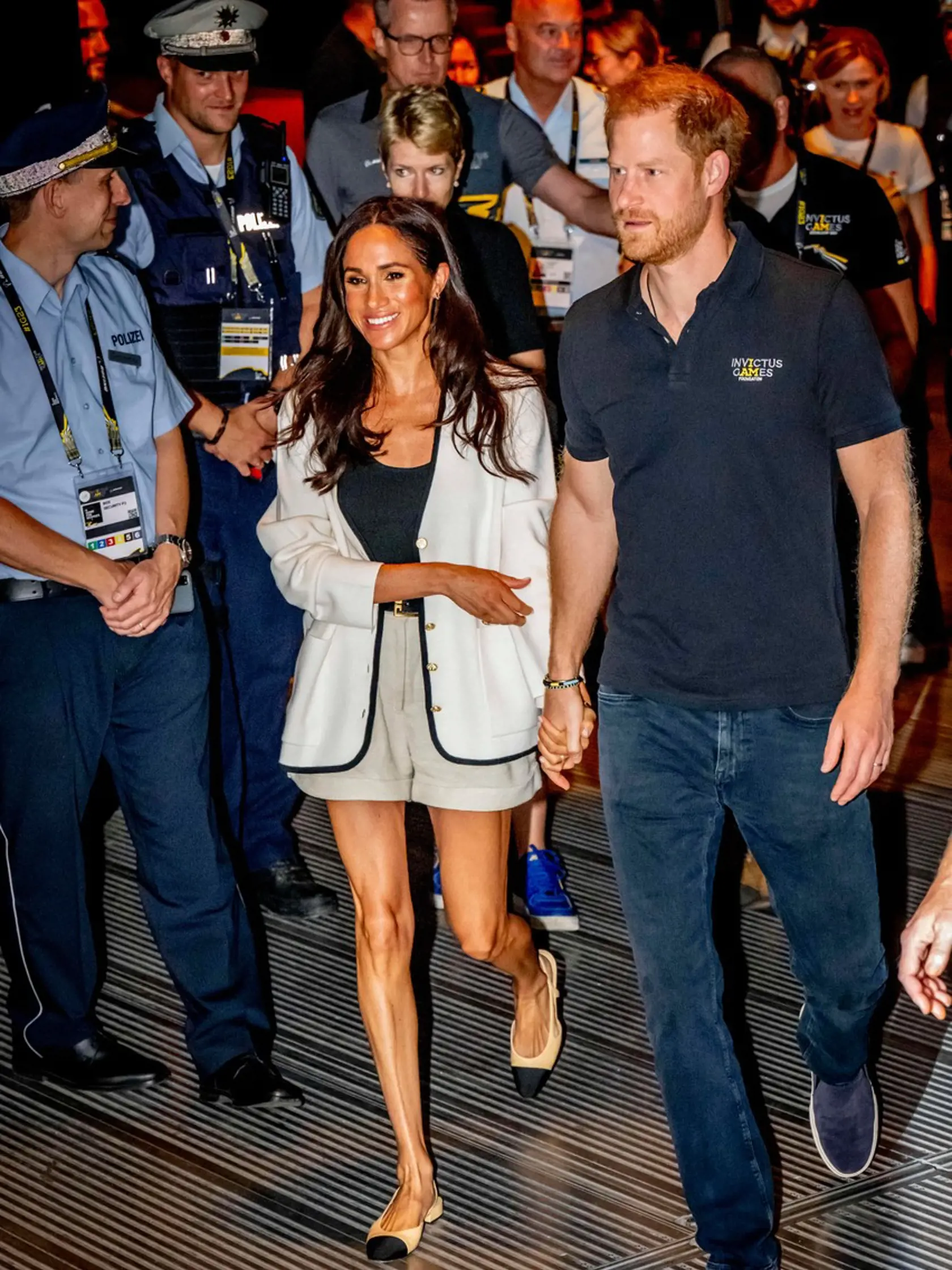 Dav na tribúne z jej príchodu šalel a Meghan privítal ako rockovú hviezdu. tá si očividne pozornosť užívala a úsmevy rozdávala na všetky strany.