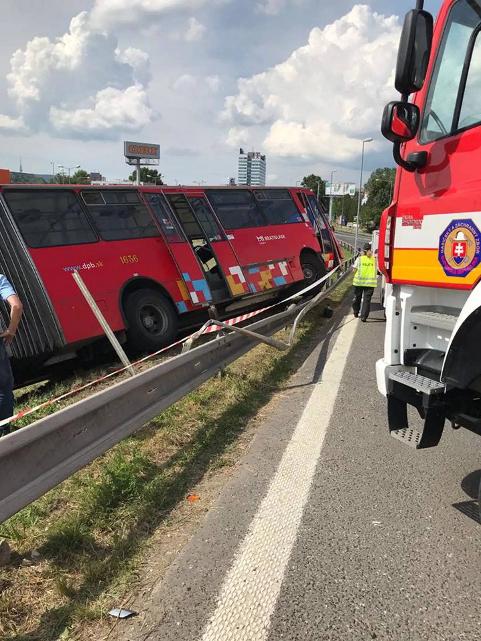 Zrážka osobného motorového vozidla s autobusom MHD.