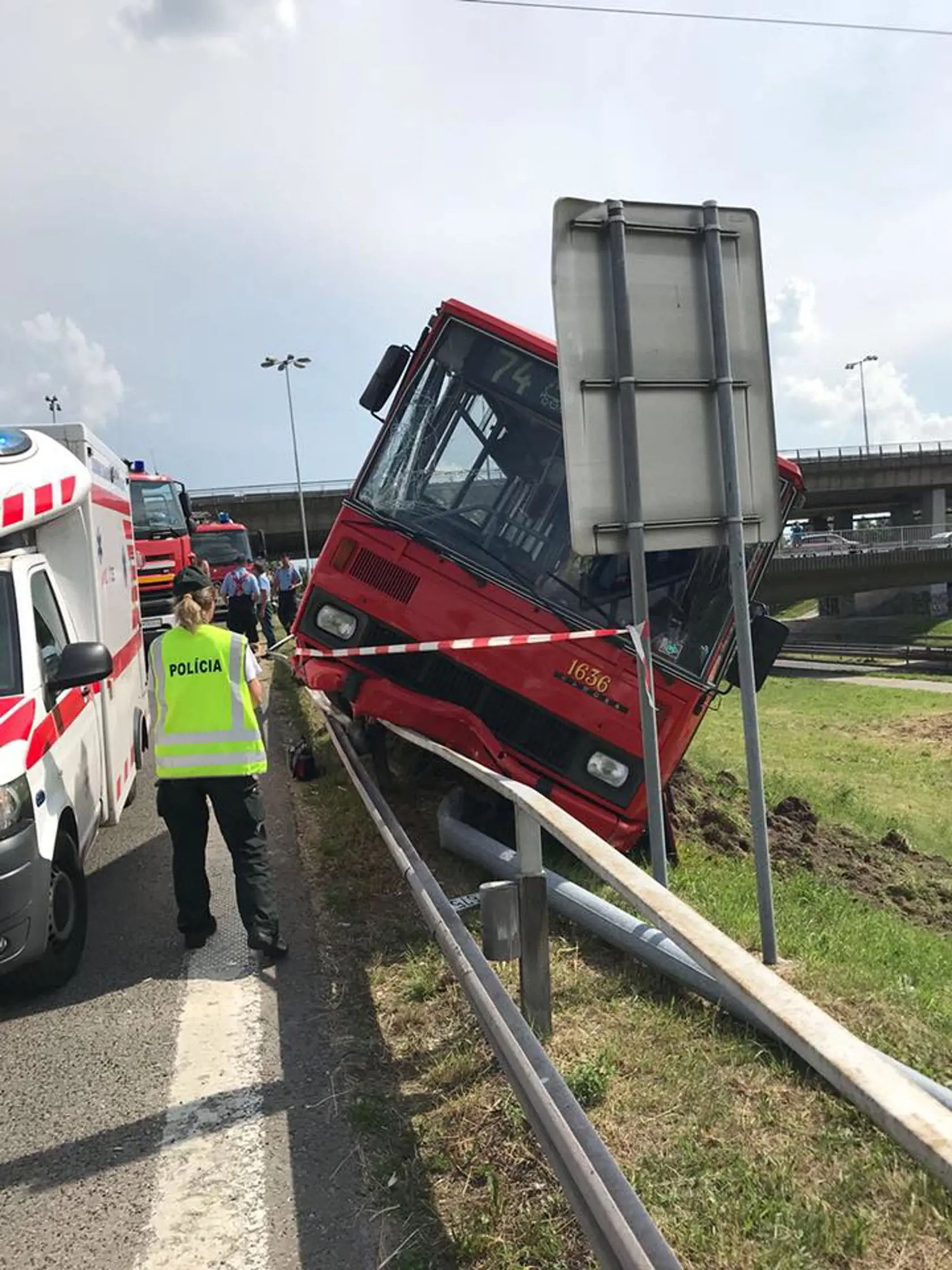 Zrážka osobného motorového vozidla s autobusom MHD.