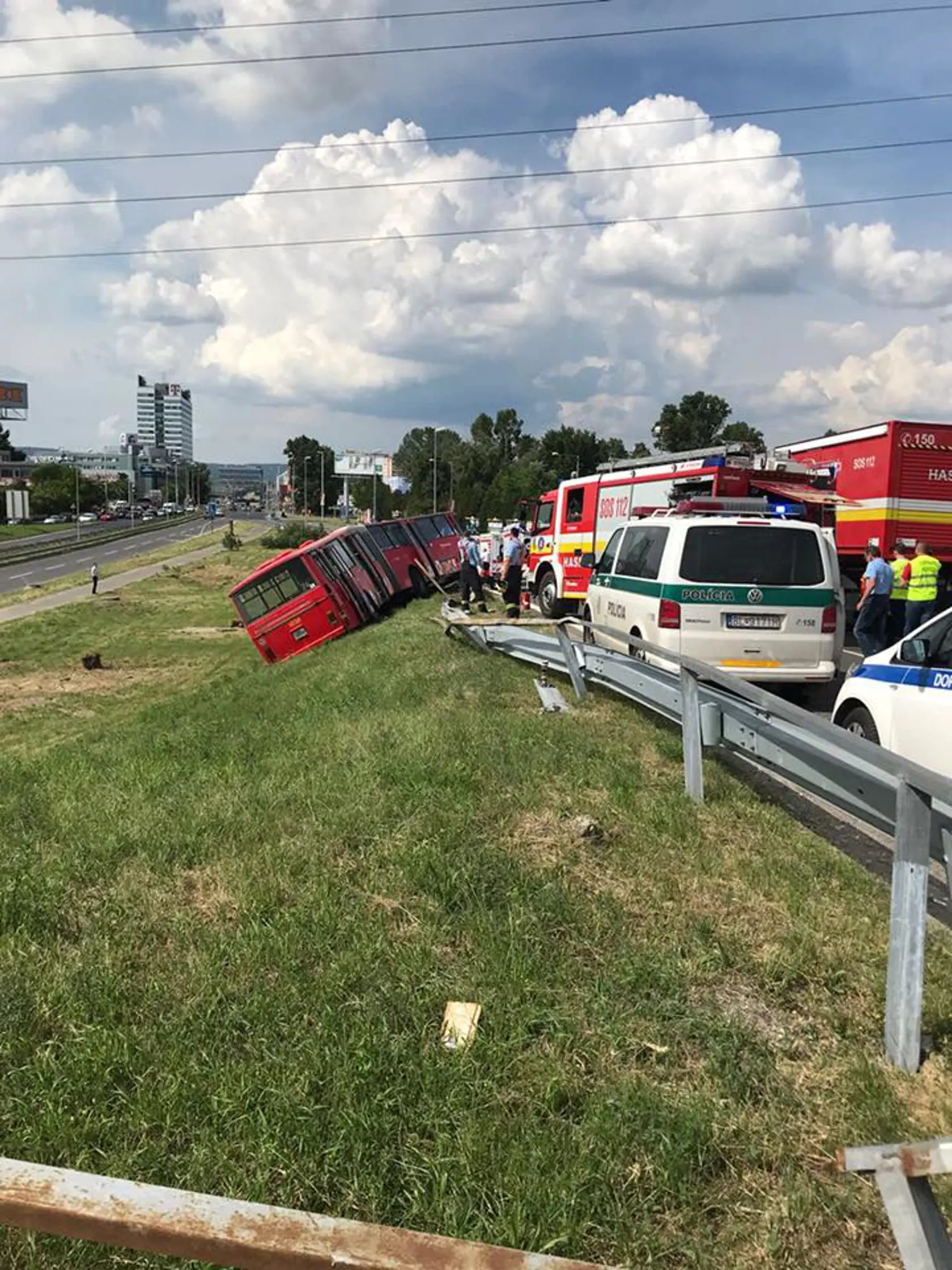 Zrážka osobného motorového vozidla s autobusom MHD.