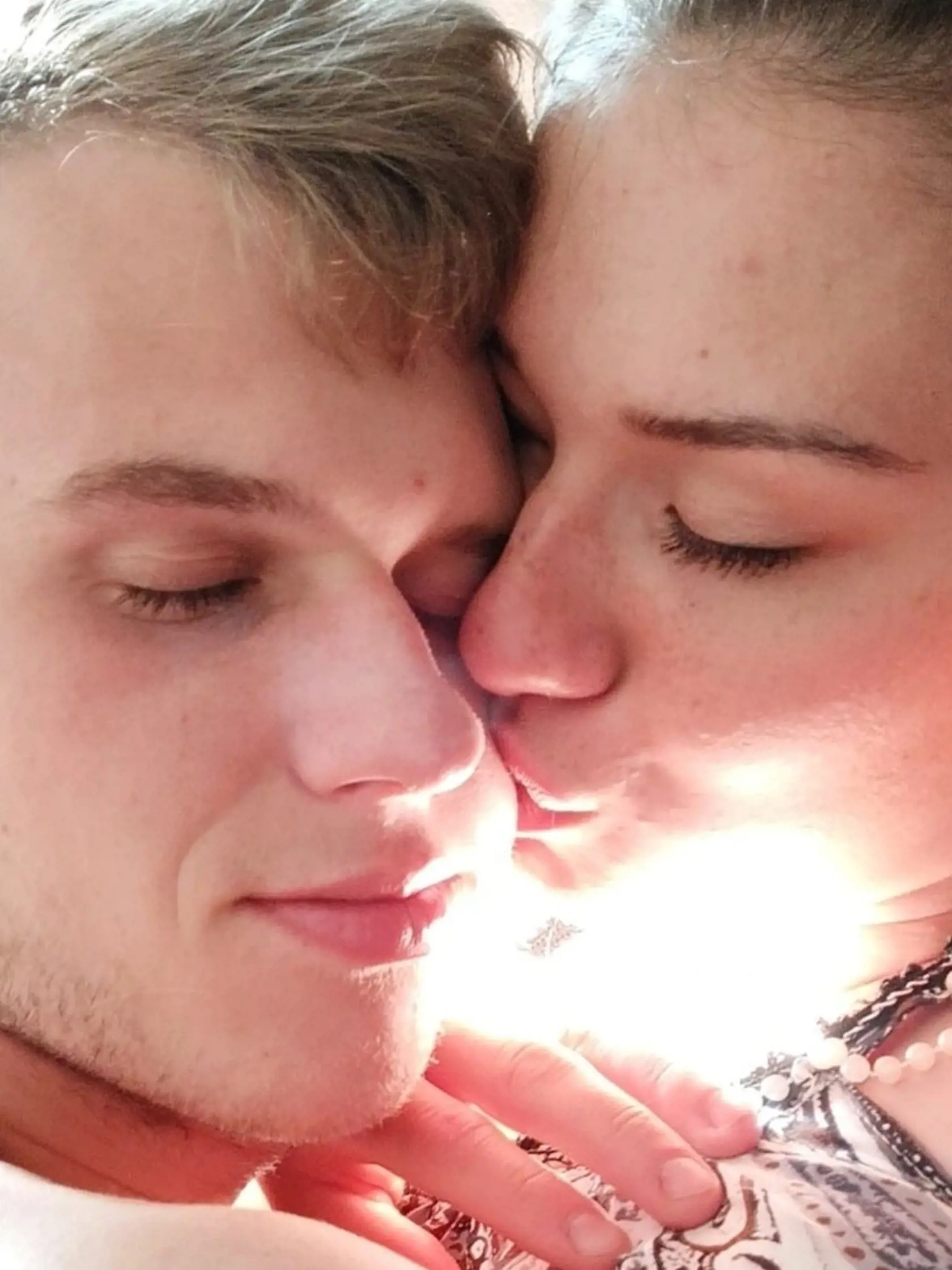 Mladá láska nemala čas na to, aby rozkvitla. Opitý vodič zničil šťastie dvoch mladých sŕdc.