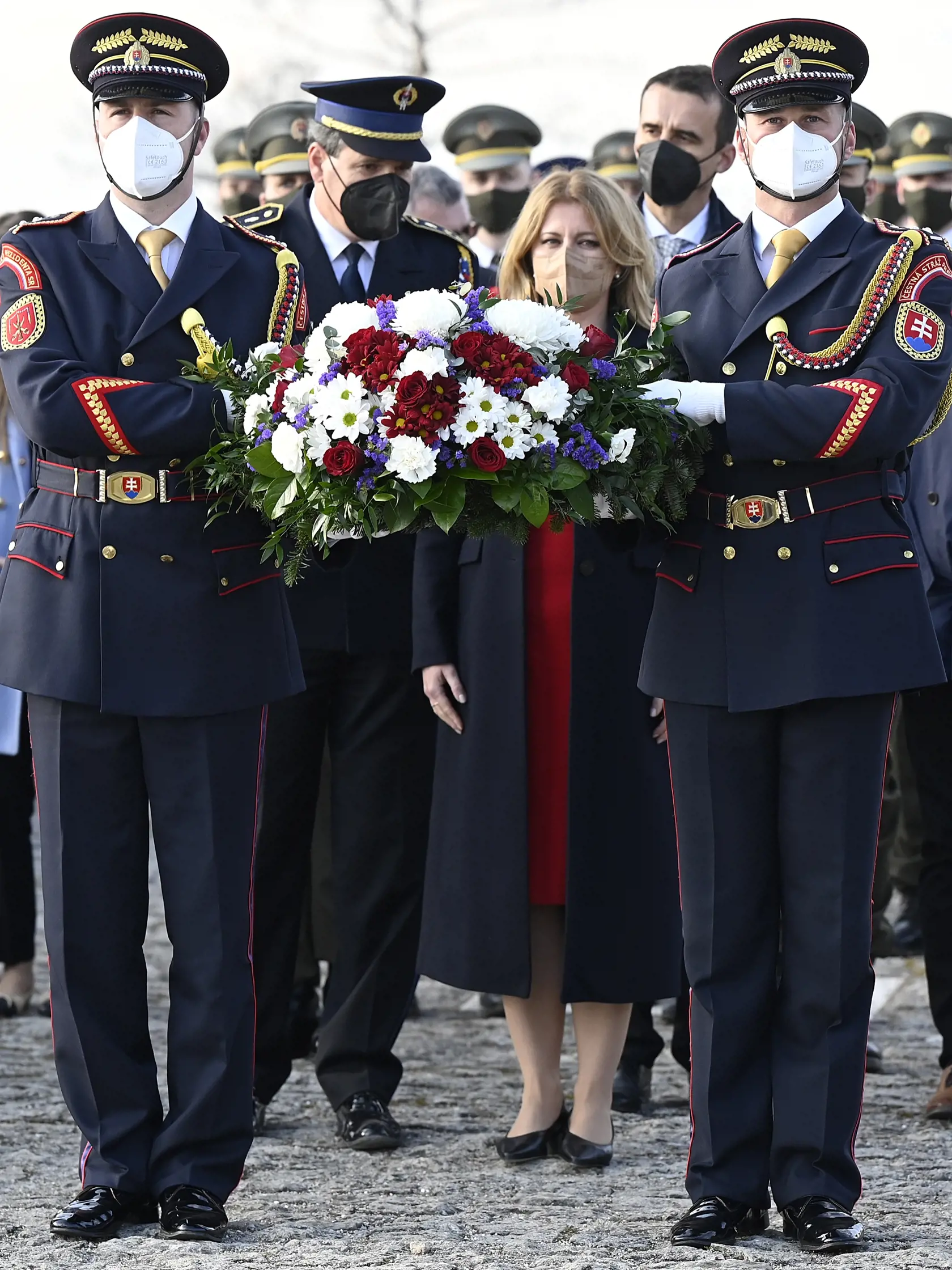 Prezidentka Zuzana Čaputová si uctila pamiatku generála Milana Rastislava Štefánika v predvečer 102. výročia jeho tragickej smrti 3. mája 2021 pri mohyle na Bradle.