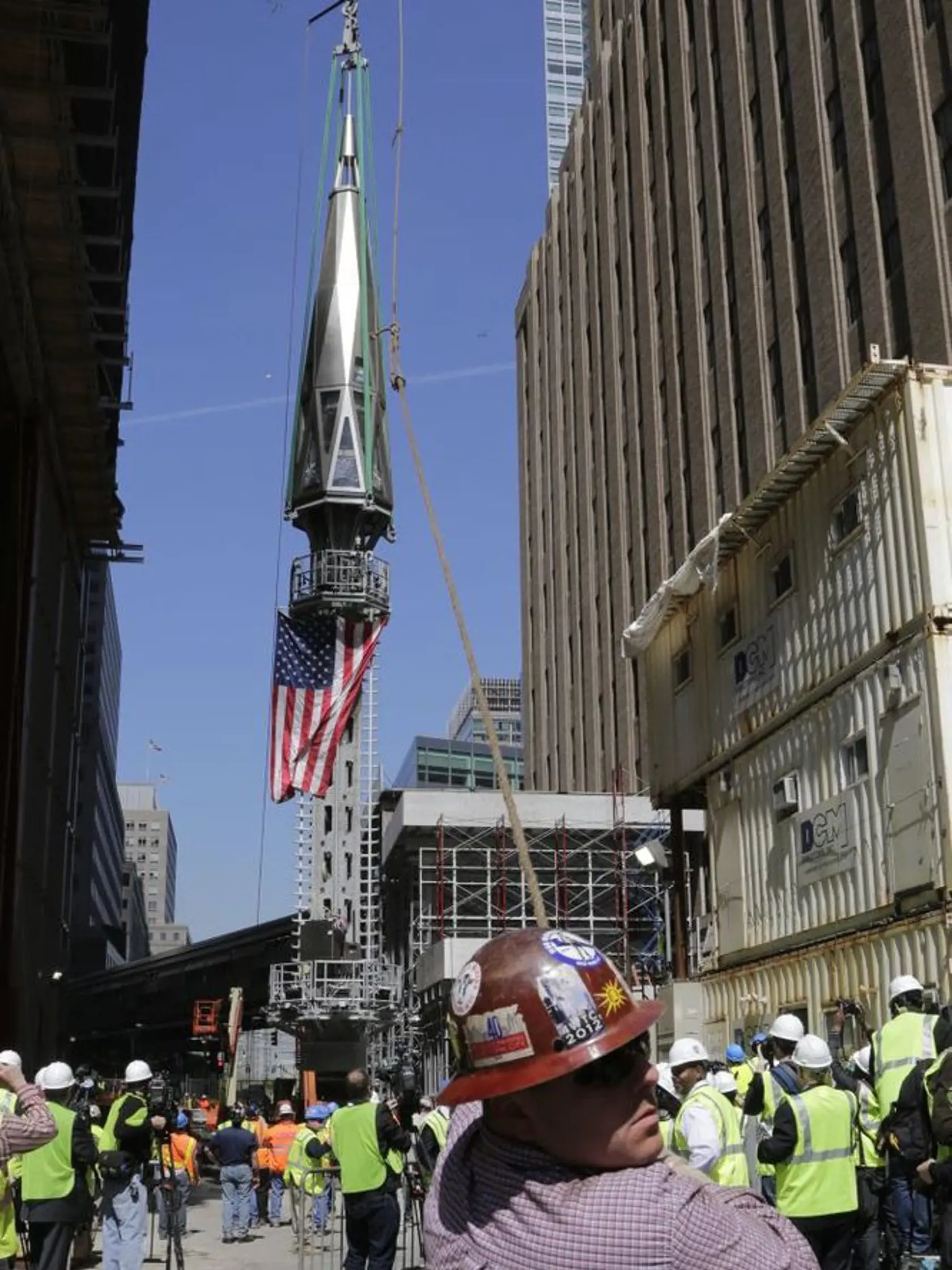 WTC ONE: Veža,bola posledným kúskom stavby najvyššej budovy v USA, ktorá nahradila "dvojičky", zničené pri teroristických útokoch v roku 2001.