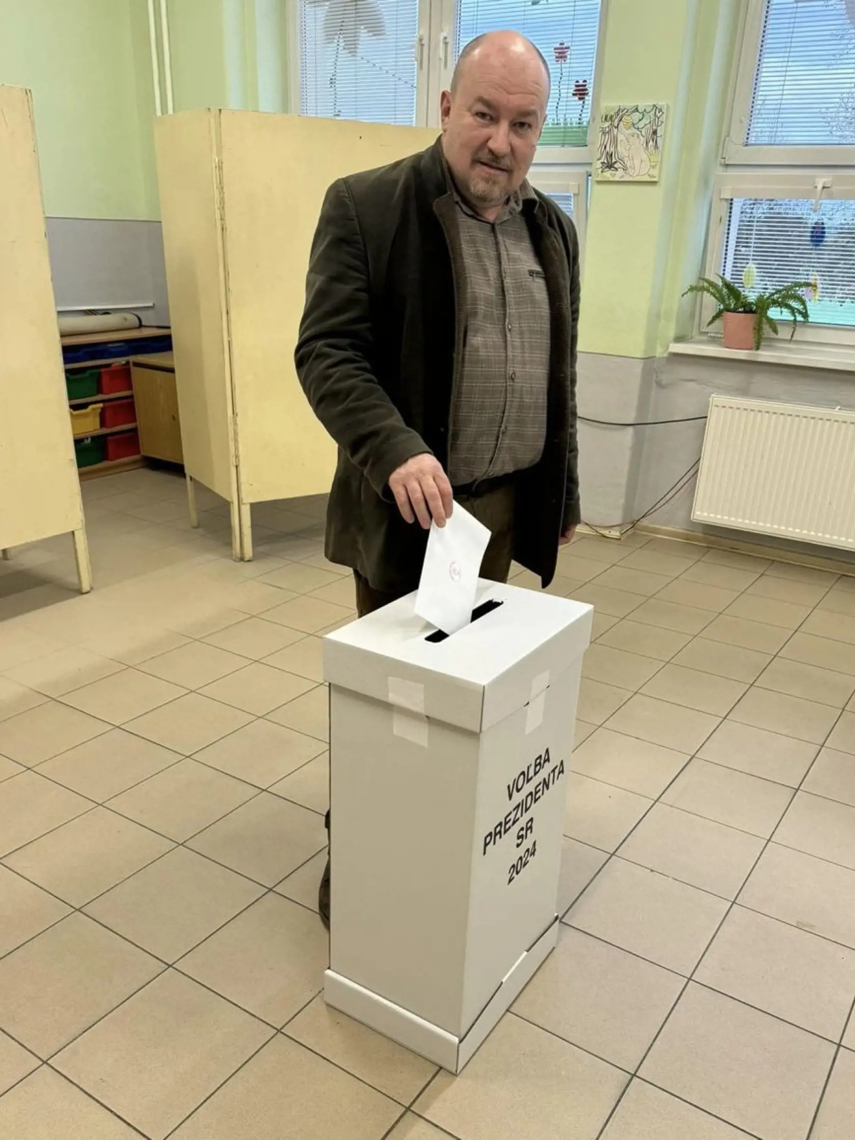 Slovenskí politici a ich rodinní príslušníci počas volebného dňa.
