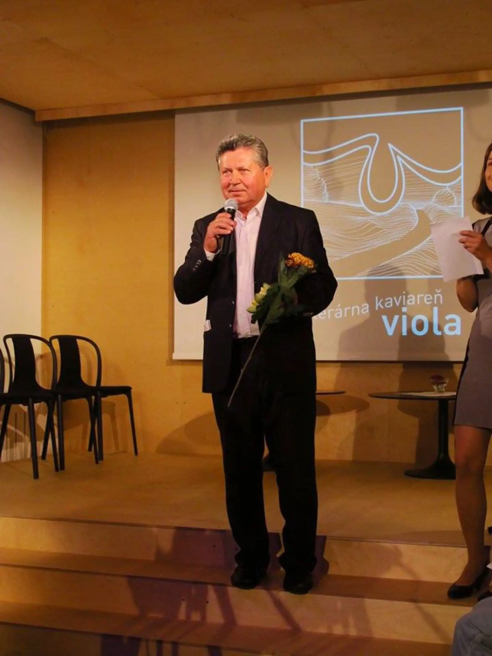 Andrej Smolák po prvý raz vystavoval v Prešove v kaviarni s názvom Viola.