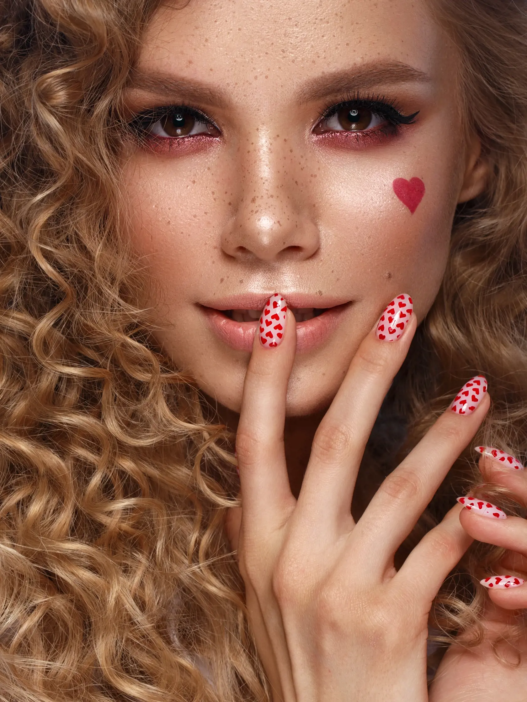 Pretty,Girl,With,Curls,Hairstyle,,Classic,Makeup,,Freckles,,Nude,Lips