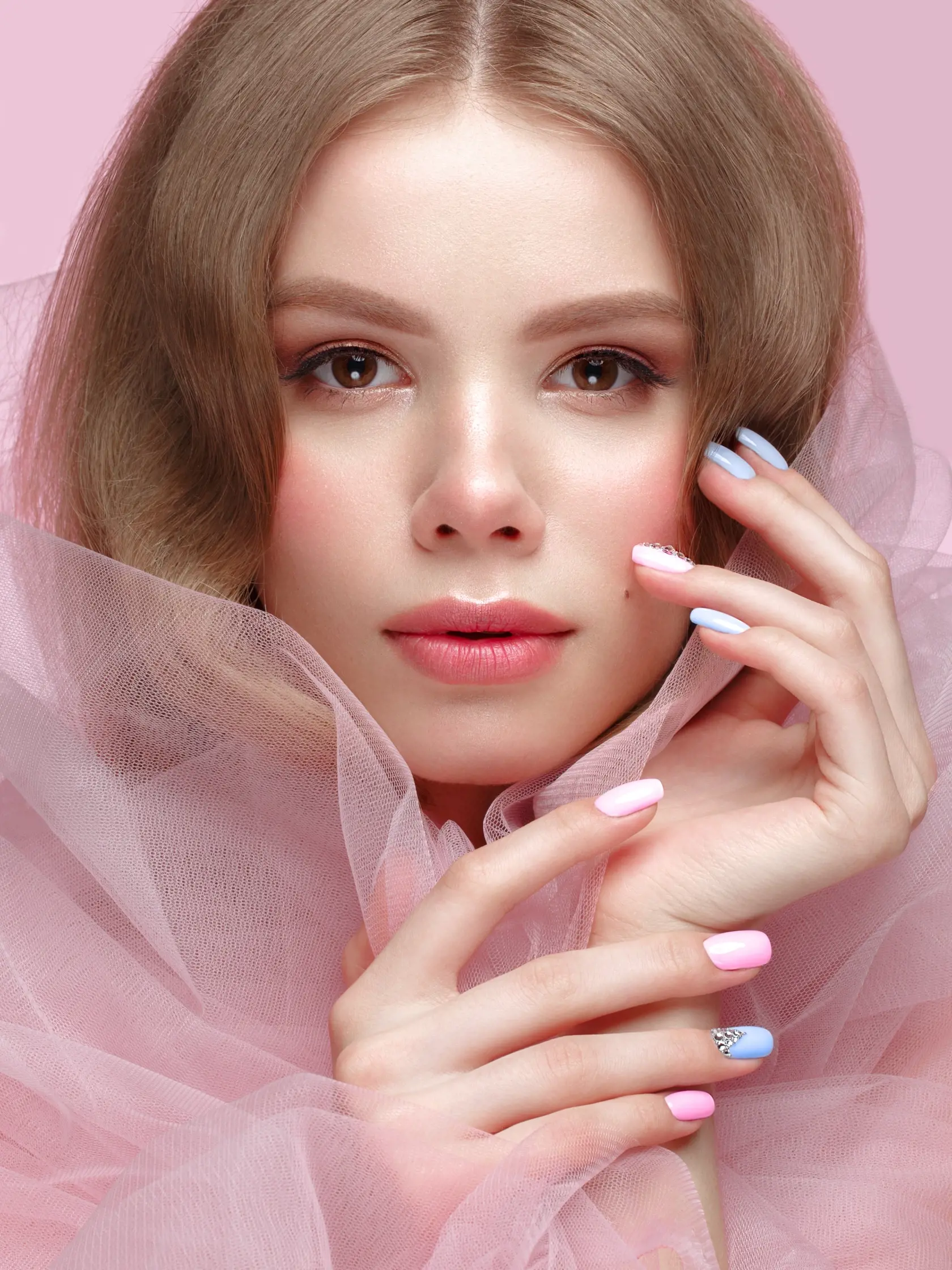Beautiful,Girl,With,Light,Make-up,And,Gentle,Manicure,In,Pink