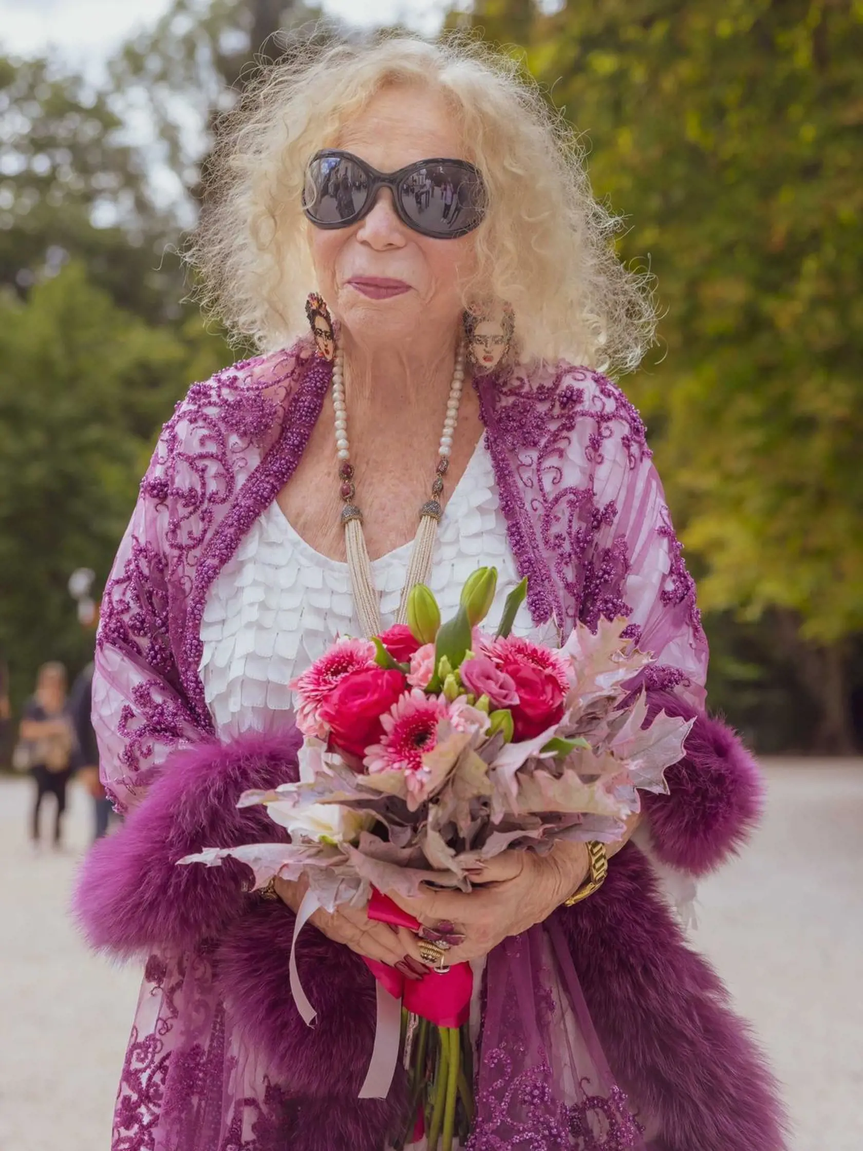 Yvonne Kálmán miluje napriek svojmu veku okázalosť a od okolia vyžaduje, aby sa k nej správalo ako k dáme.