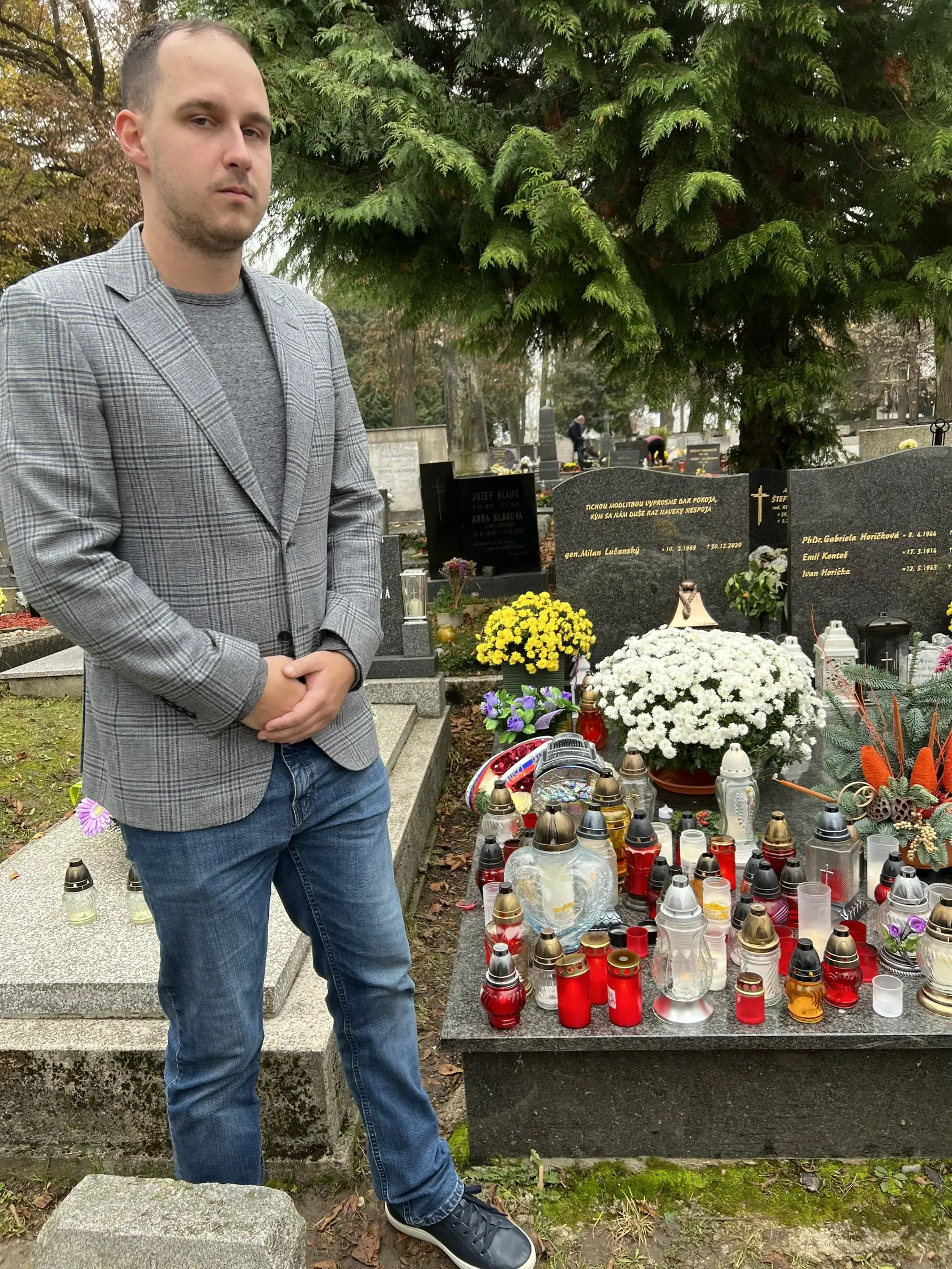 Syn Milana Lučanského Adam na cintoríne v Martine.