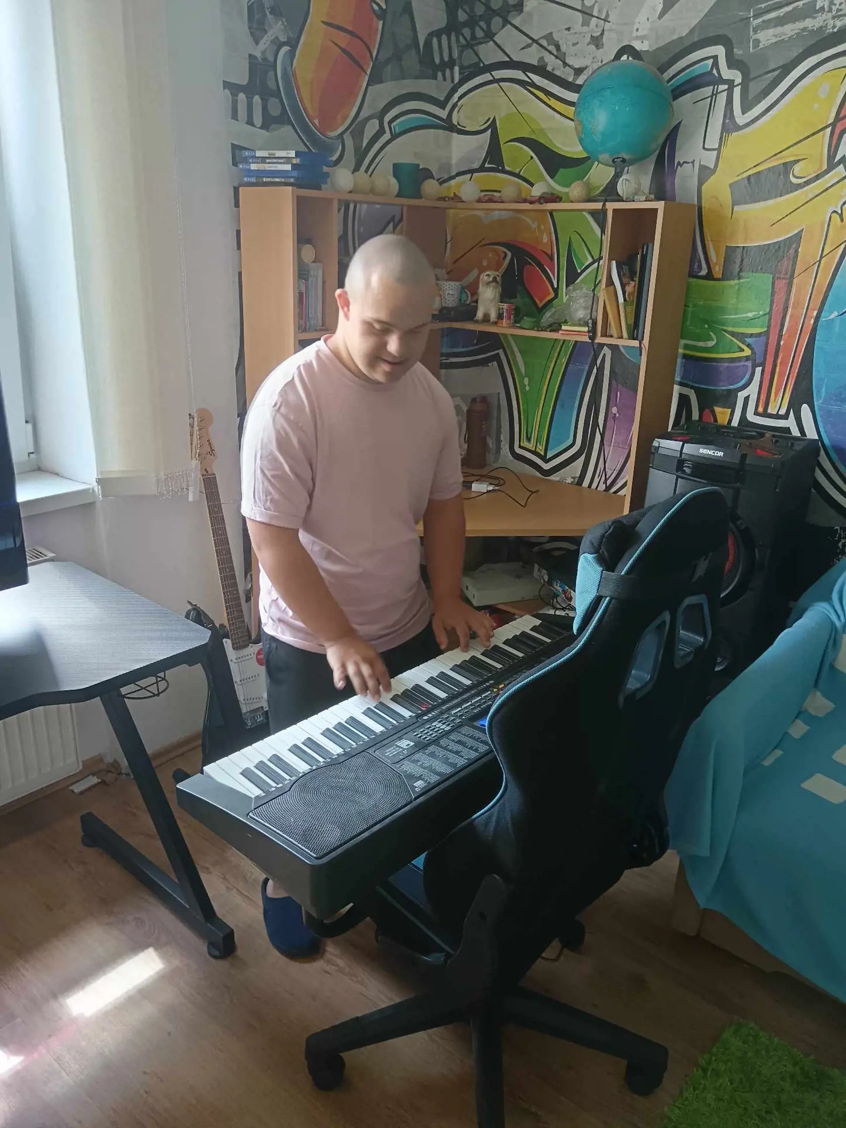 Kulturistika však nie je jedinou oblasťou, ktorá ho zaujíma. Je naozaj všestranný. Už odmalička sa totiž venuje hudbe - spevu a hre na hudobné nástroje, najmä klavíru.