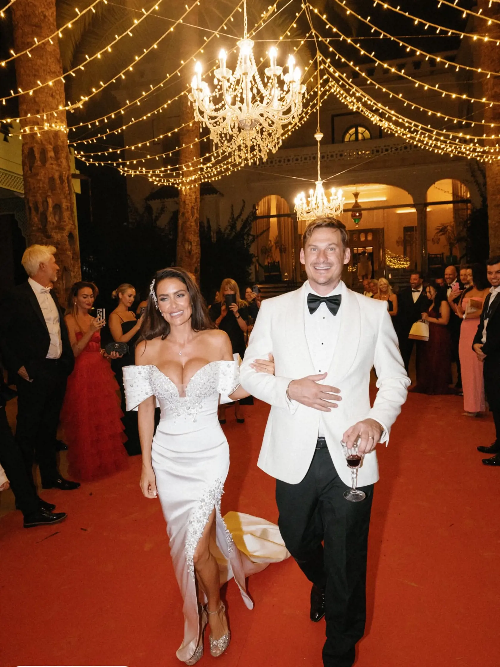 Lee Ryan z kapely Blue sa oženil s Verty Paris. Civilný obrad mali ešte počas loskdownu, teraz si dopriali veľkú svadbu v Španielsku, kde žijú.