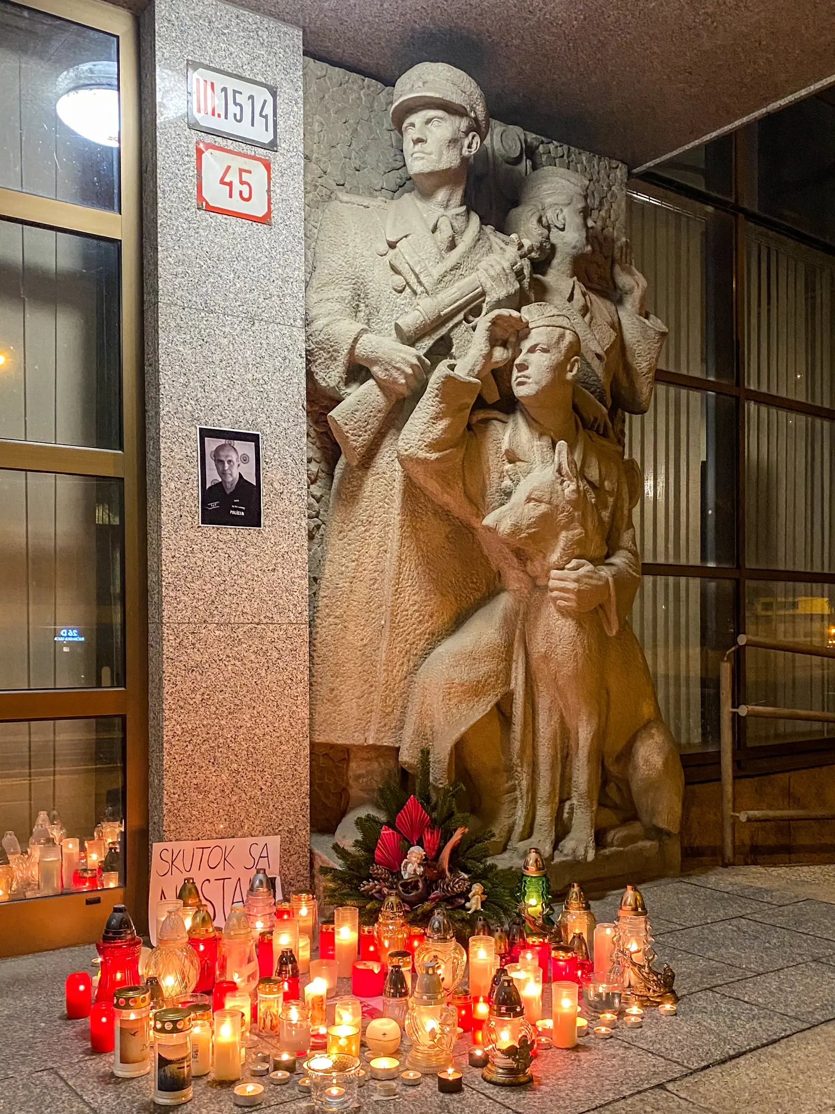 Milan Lučanský - Horiace sviečky pred Policajným prezídiom na Račianskej ulici v Bratislave na pamiatku Milana Lučanského.