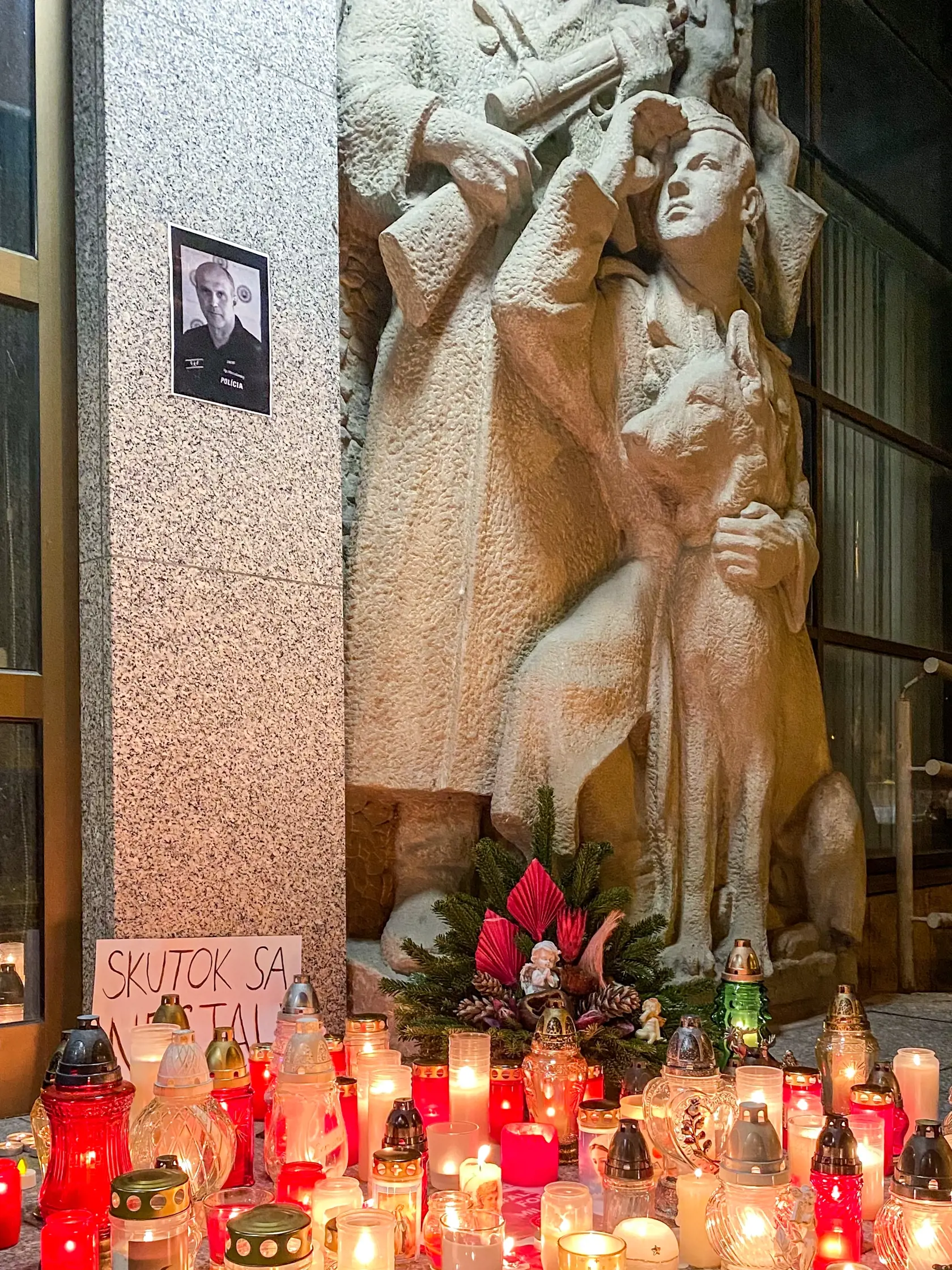 Milan Lučanský - Horiace sviečky pred Policajným prezídiom na Račianskej ulici v Bratislave na pamiatku Milana Lučanského.