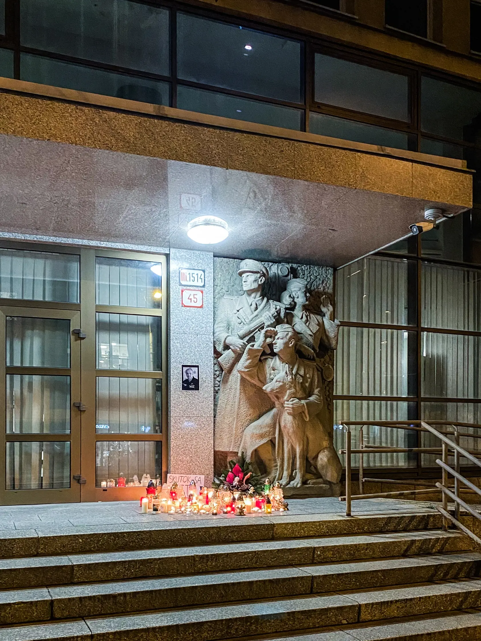 Milan Lučanský - Horiace sviečky pred Policajným prezídiom na Račianskej ulici v Bratislave na pamiatku Milana Lučanského.