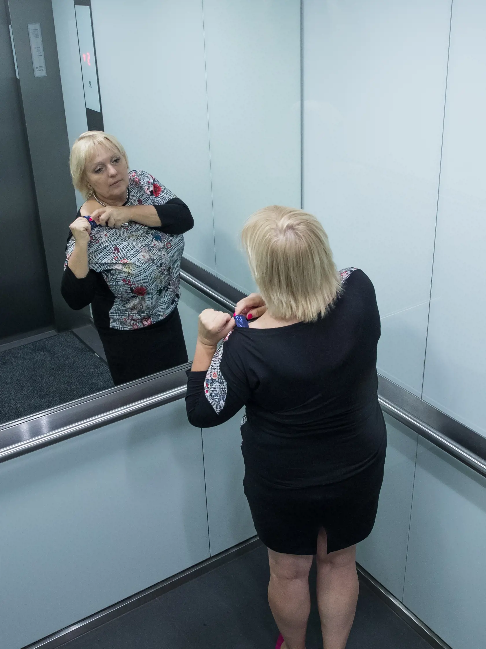 Mnohí kontrolujú svoje oblečenie, aby prišli na pracovisko tip top.