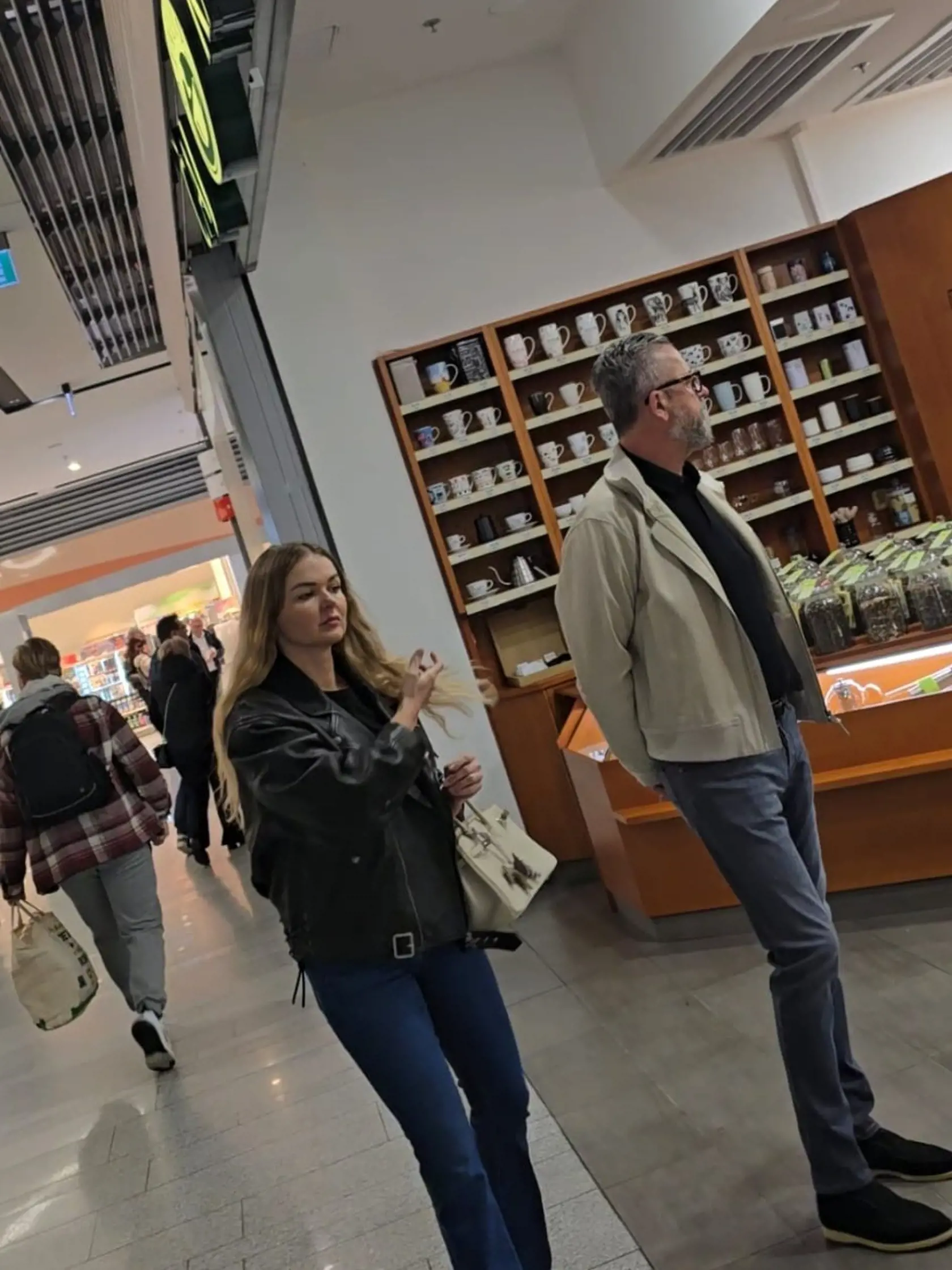 Exkluzívne zábery exministra Martina Glváča s misskou Annou Amenovou. Párik si užil spoločné chvíle v nákupnom centre, kde si obzerali obchody a najedli sa.