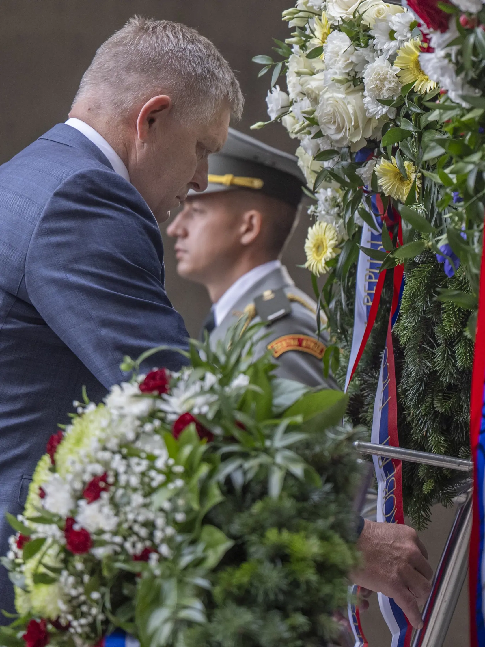 Na snímke predseda vlády SR Robert Fico (Smer-SD) kladie veniec počas centrálnych osláv 80. výročia Slovenského národného povstania (SNP) v Banskej Bystrici vo štvrtok 29. augusta 2024. FOTO TASR - Martin Baumann