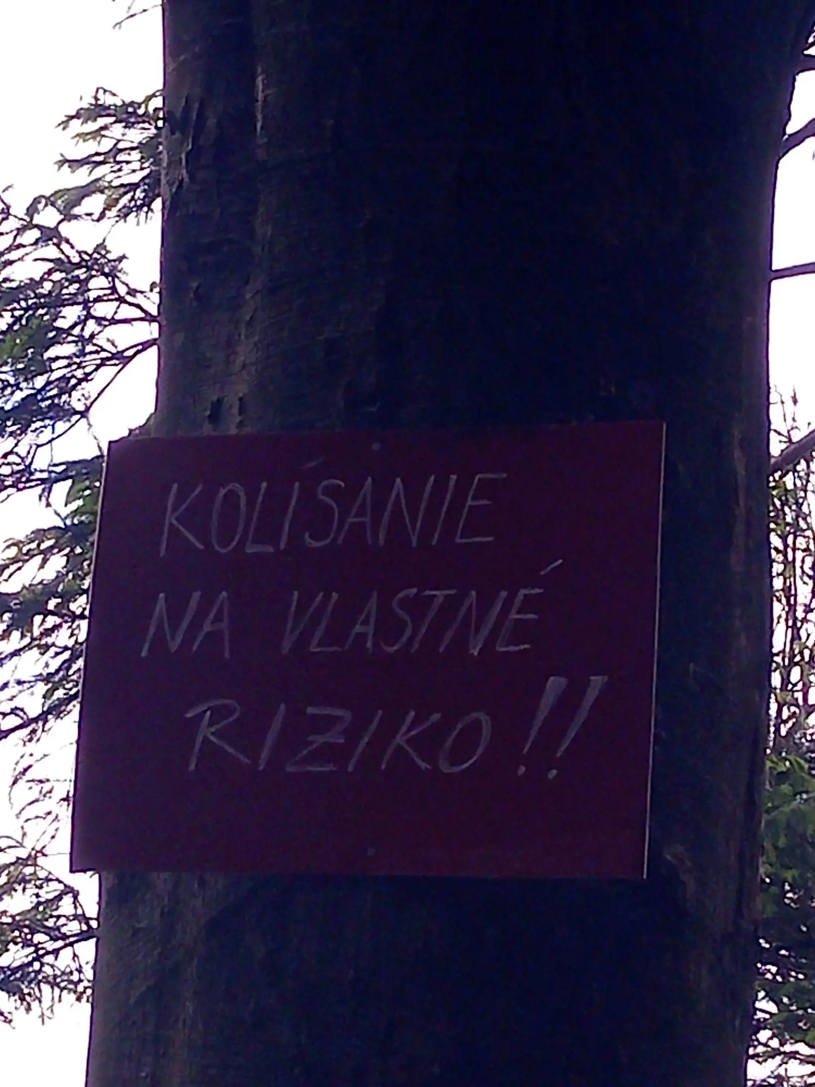 Oznam pri hojdačke upozorňuje, že kolísanie je na vlastné riziko.