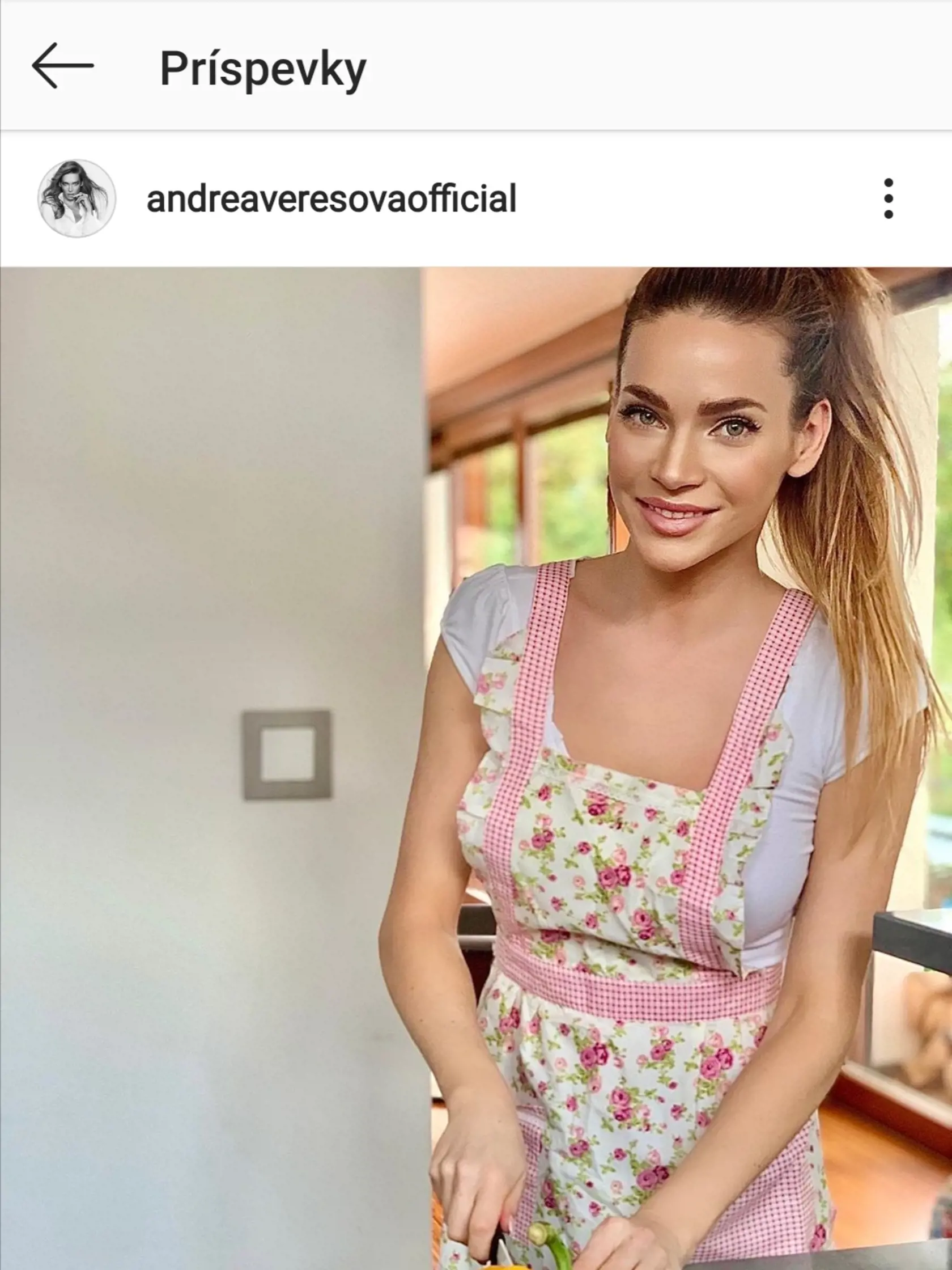 Andrea Verešová je dokonalá aj pri krájaní zeleniny.