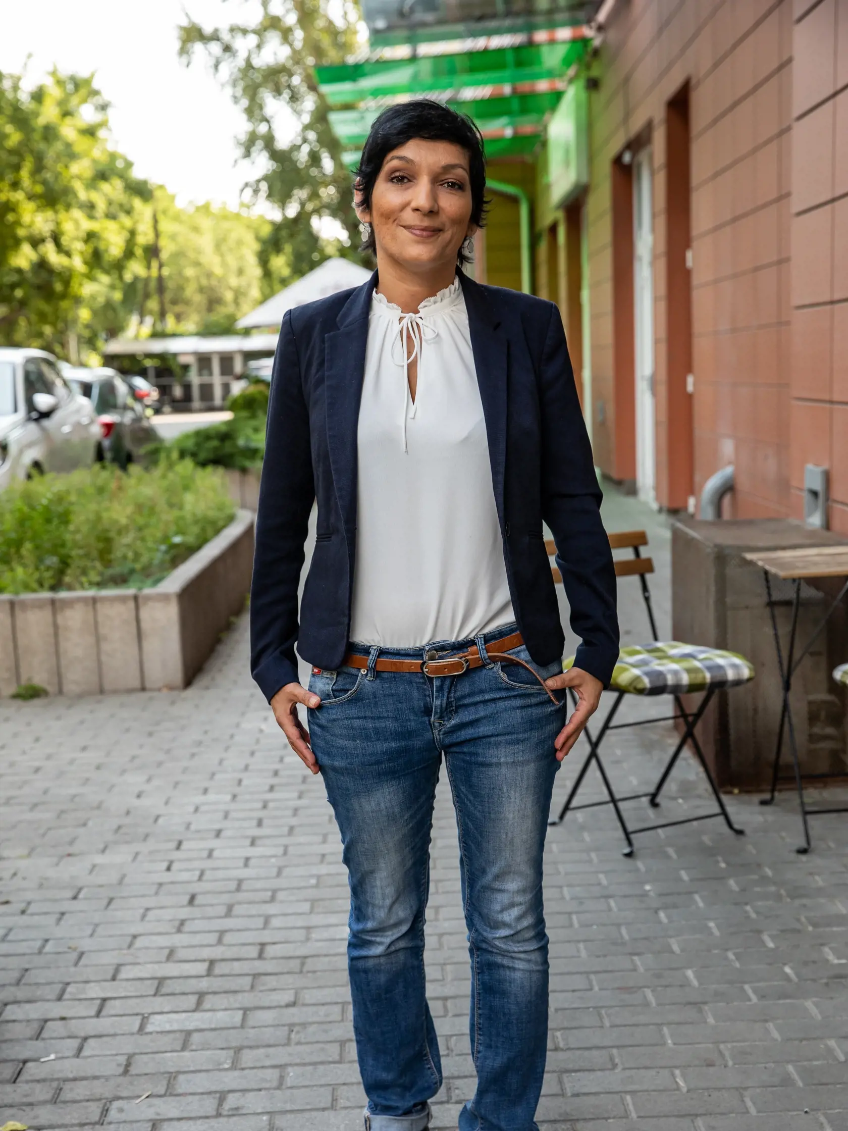 Irena Bihariová  sa predstavuje ako právnička a expertka na extrémizmus.
