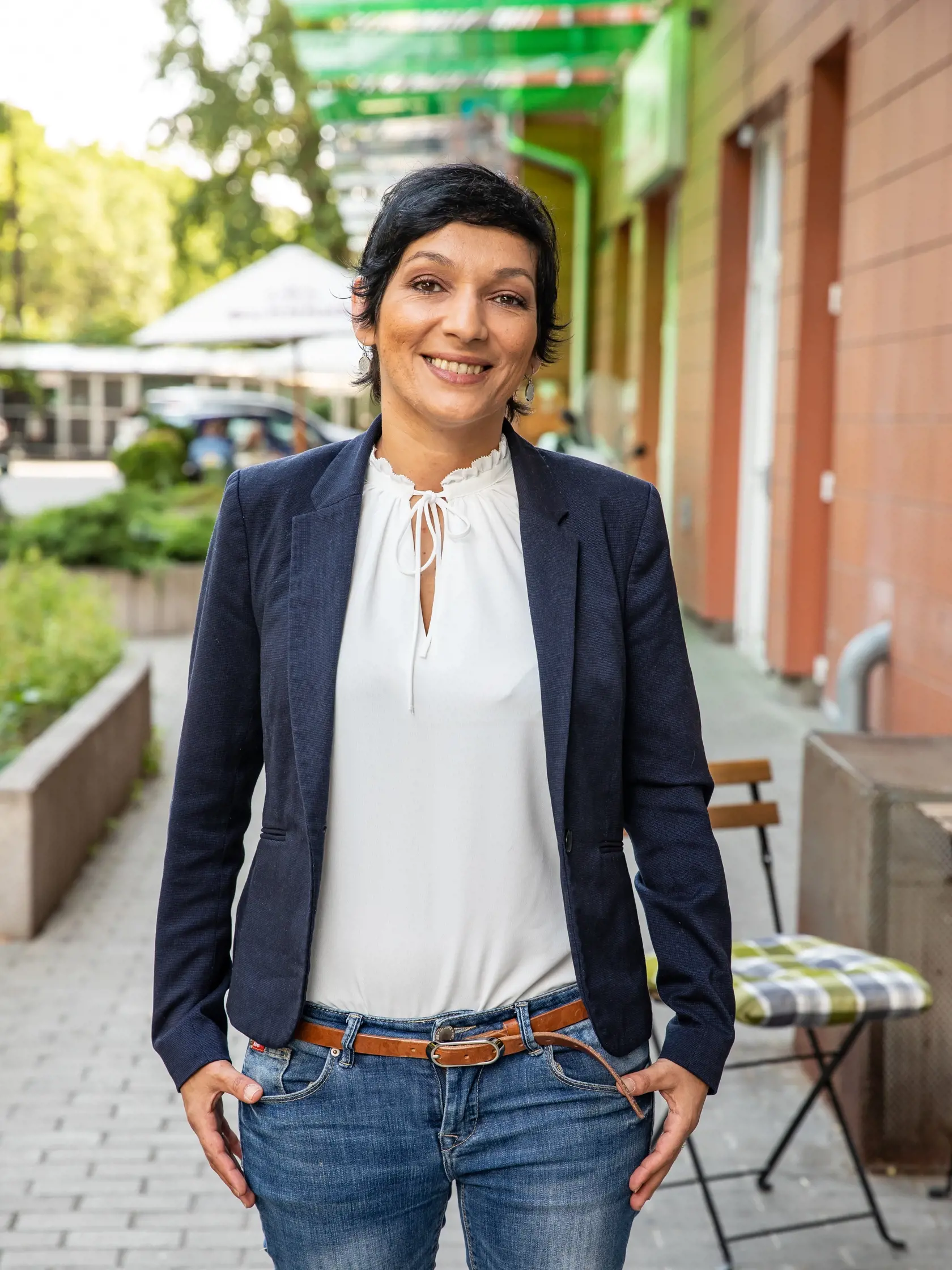 Irena Bihariová  sa predstavuje ako právnička a expertka na extrémizmus.