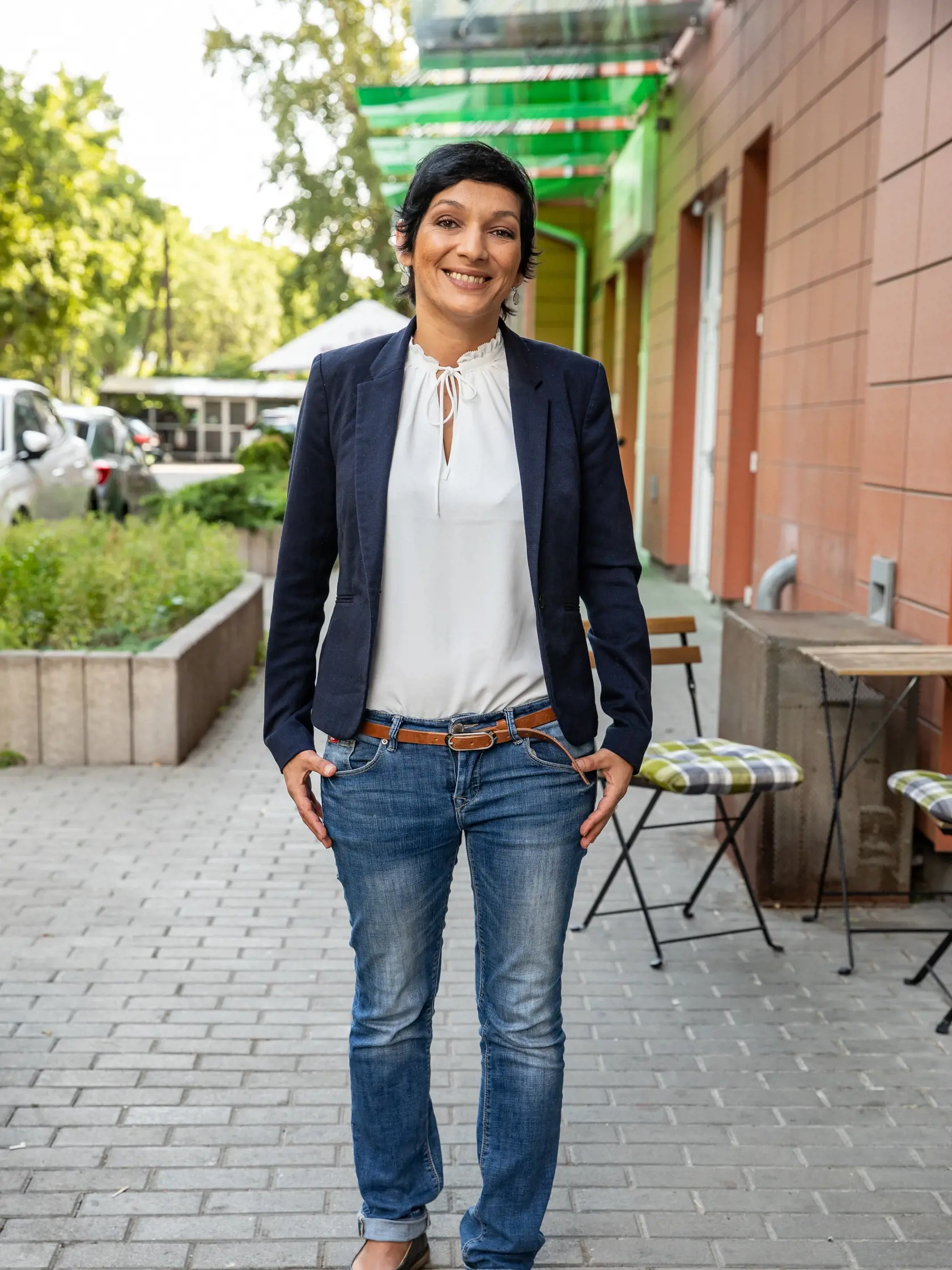 Irena Bihariová  sa predstavuje ako právnička a expertka na extrémizmus.