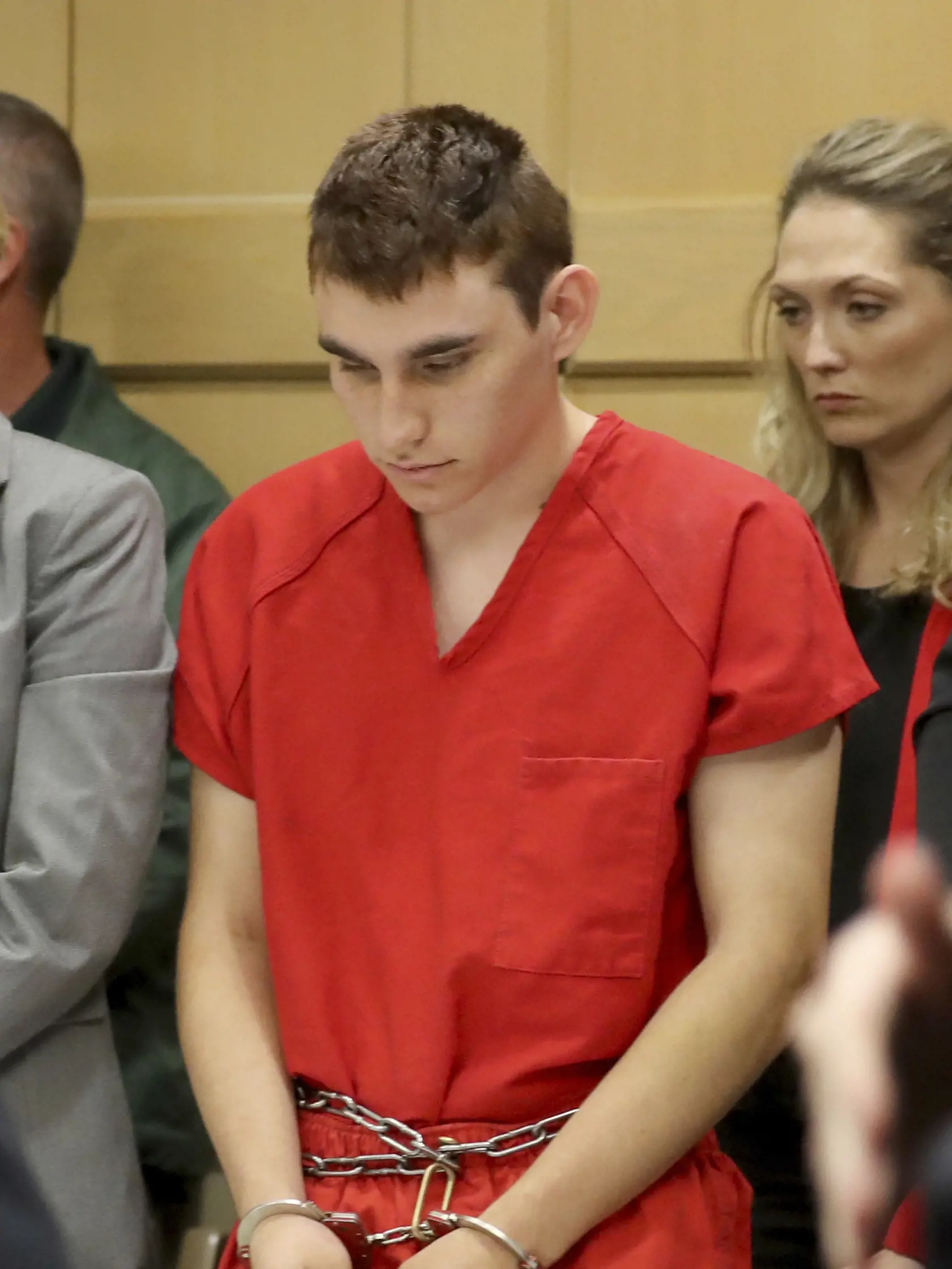 áchateľ Nikolas Cruz prichádza vypovedať pred súdom v americkom meste Fort Lauderdale na Floride 19. februára 2018.
