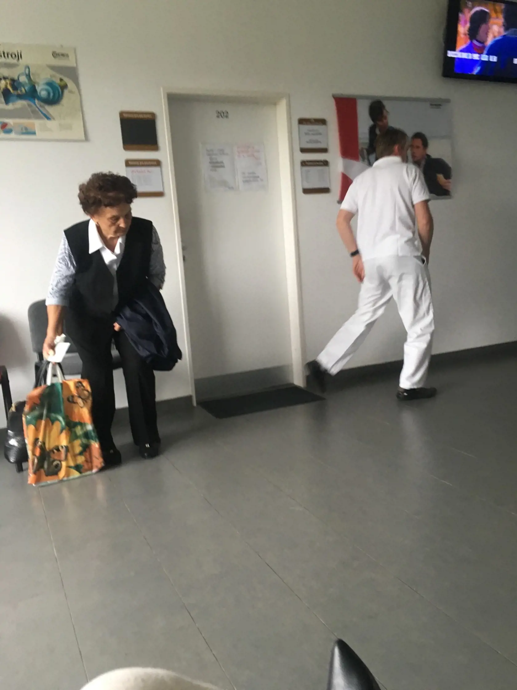 Lekár počas ordinačných hodín odišiel bez jediného slova spolu so sestričkou. Údajne išiel za svojim lekárom. Pacientov pritom neinformoval či sa ešte vráti alebo nie.