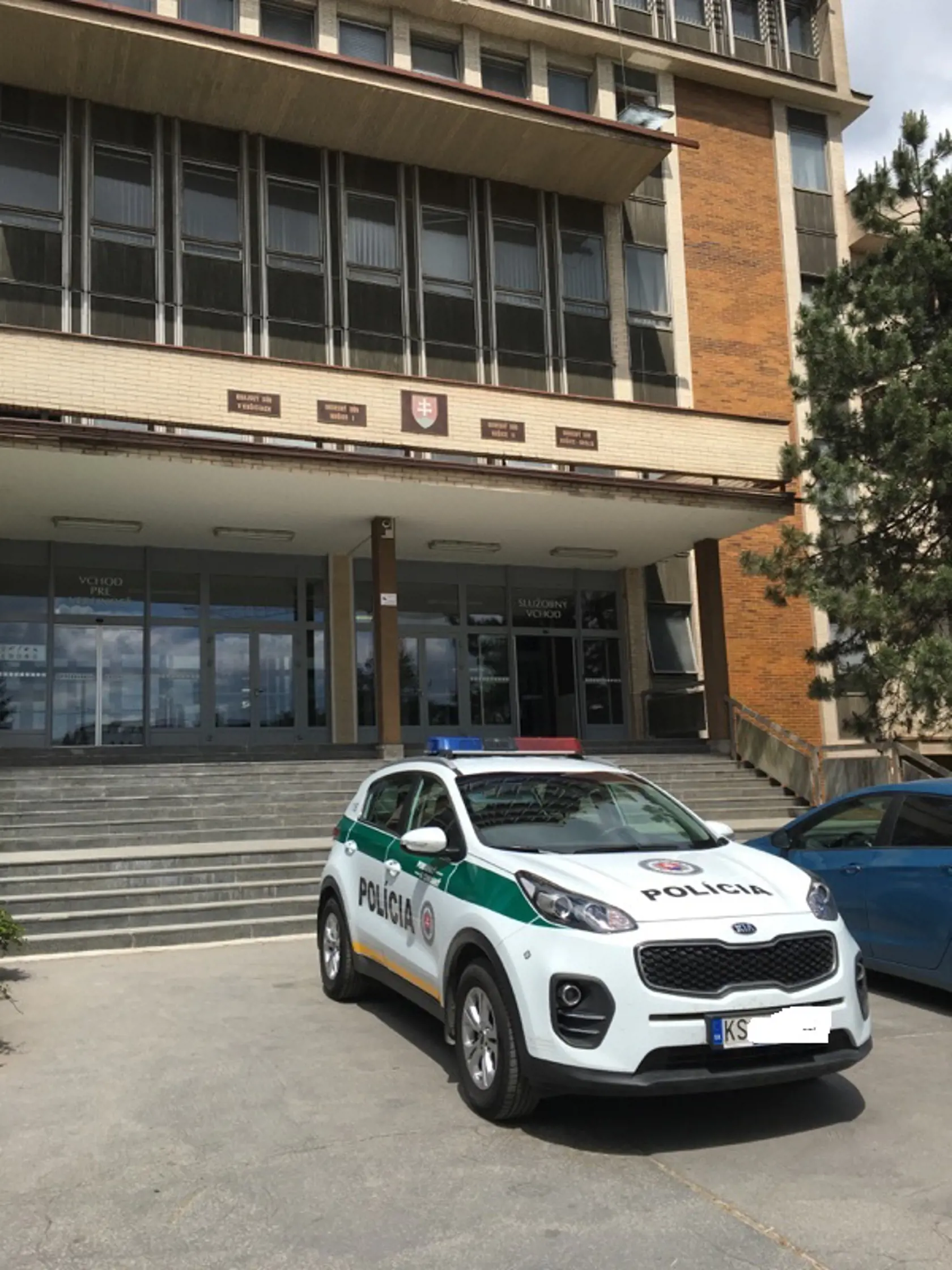 Na súd ho policajná eskorta priviezla z policajnej cely, kde strávil  obvinený zhruba dva dni.