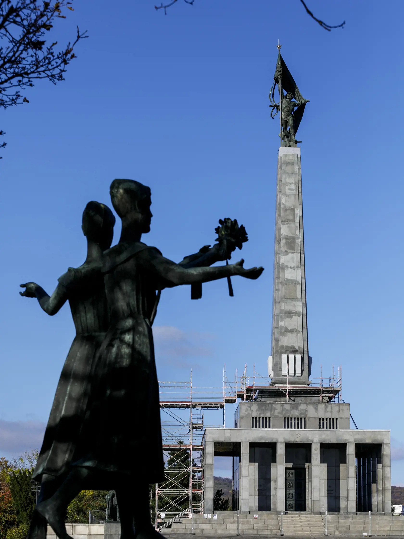 Jedna z hlavných dominánt Bratislavy - vojnový pamätník Slavín prechádza rozsiahlou rekonštrukciou za takmer dva milióny eur.