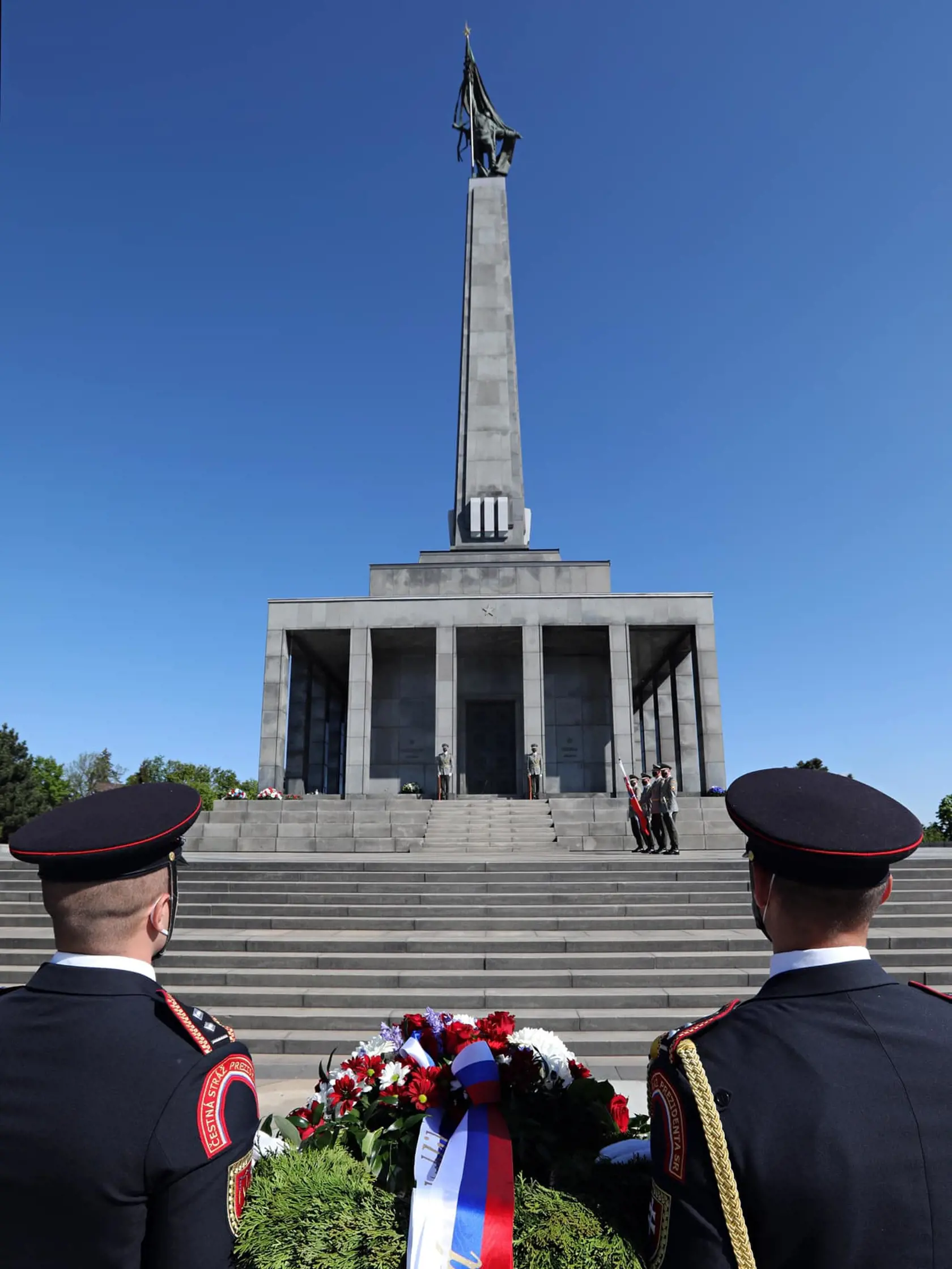 Prezidentka SR Zuzana Čaputová sa dnes zúčastnila na Pietnom akte na Slavíne pri príležitosti Dňa víťazstva nad fašizmom. Opäť nesklamala, a predviedla sa v nádherných šatách!
