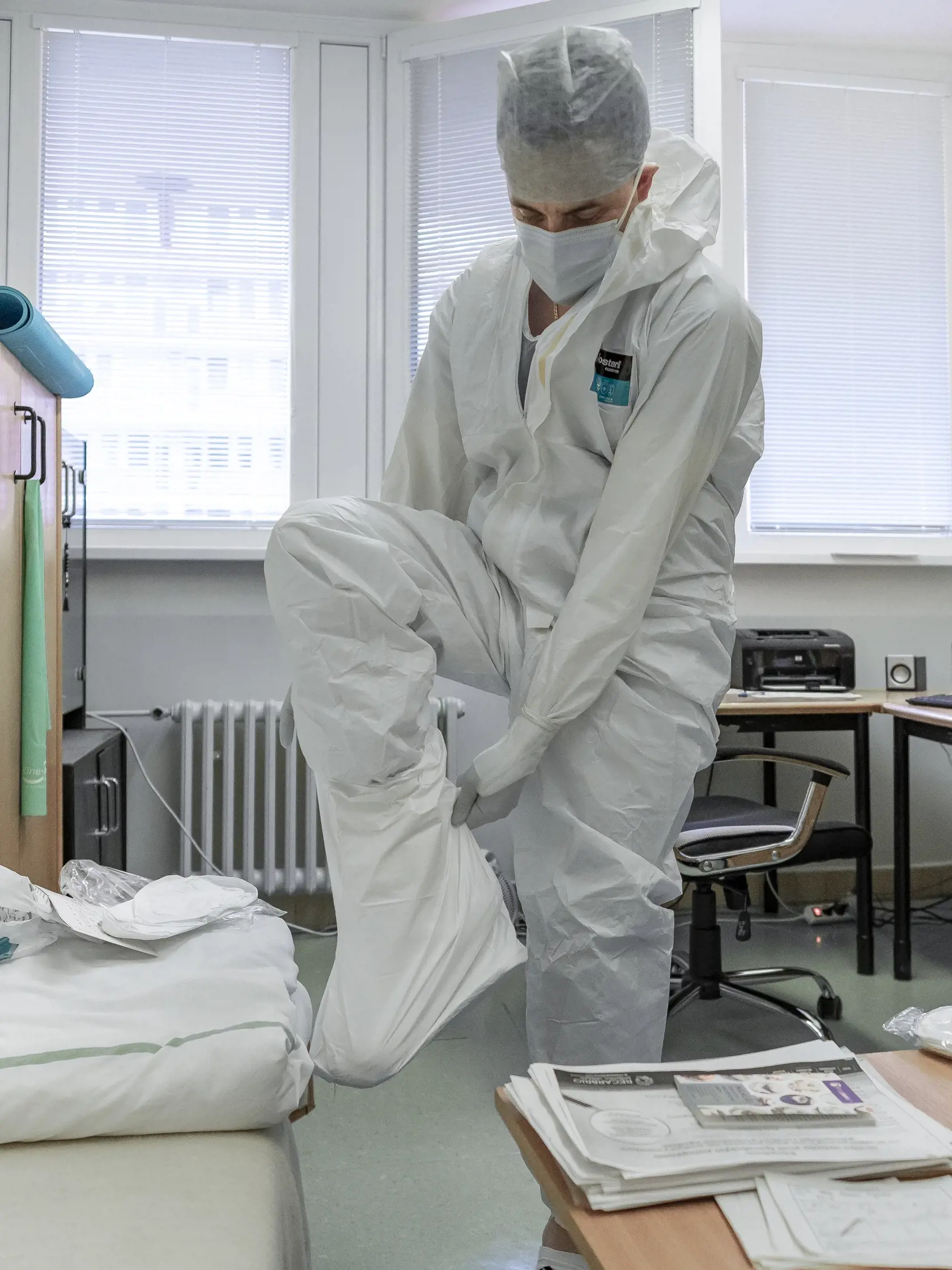 Situácia na anesteziologicko-resuscitačnom oddelení nemocnice svätého Cyrila a Metoda v Bratislave si vyžiadala zriadenie špeciálnej sekcie, kde sa nepretržite starajú o pacientov nakazených koronavírusom Covid - 19. 