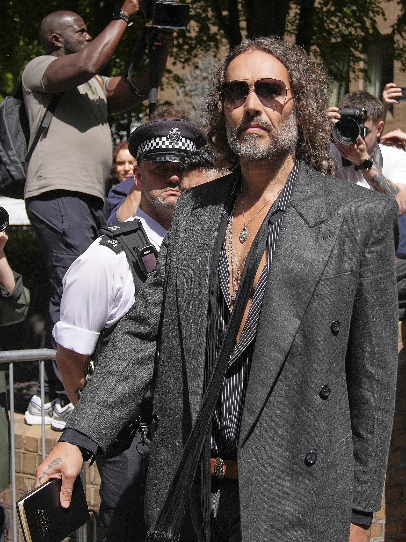 Britský komik, herec a bývalý moderátor Russell Brand odchádza zo súdu v Londýne 30. mája 2025, kde pokračovalo ďalšie pojednávanie v procese s ním pre obvinenia zo znásilnenia a ďalších sexuálnych trestných činov.