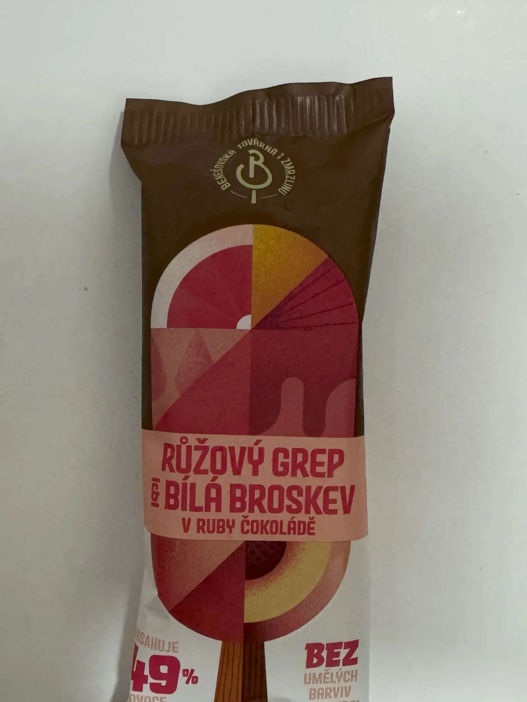 10. Benešovská továrna 1,59 €  VÍŤAZ = Hlavnou zložkou tohto nanuku je ovocné pyré, čo považujem za pozitívum. Ďalej v zložení nachádzame cukor, antioxidant, kakaové maslo, mlieko a ďalšie 2 éčka s nulovým skóre škodlivosti. Aj tento nanuk môžeme zaradiť do tej lepšej kategórie, čo sa týka kupovaných nanukov.