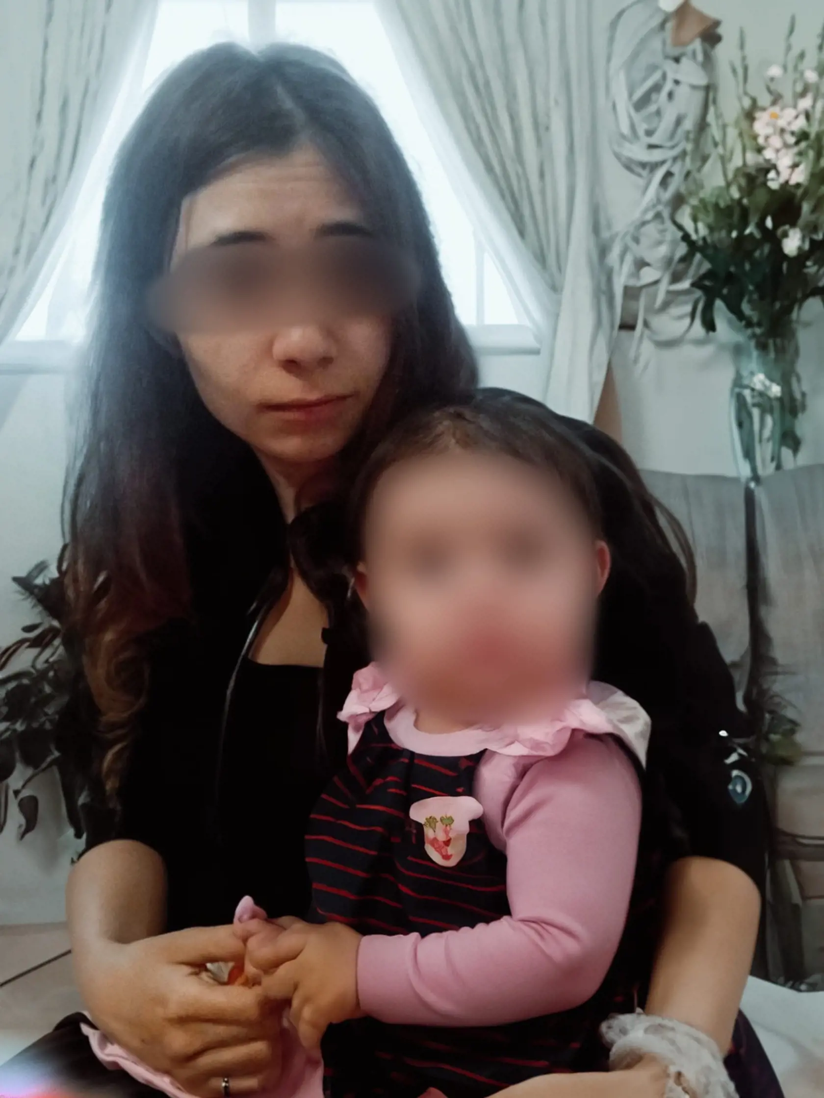 V obci Veľký Lom došlo v stredu (8.11.) k rodinnej tragédii. Zomrela matka aj jej iba ročné dieťa. Údajne mala svoje dieťatko zavraždiť samotná matka a následne sa obesiť!