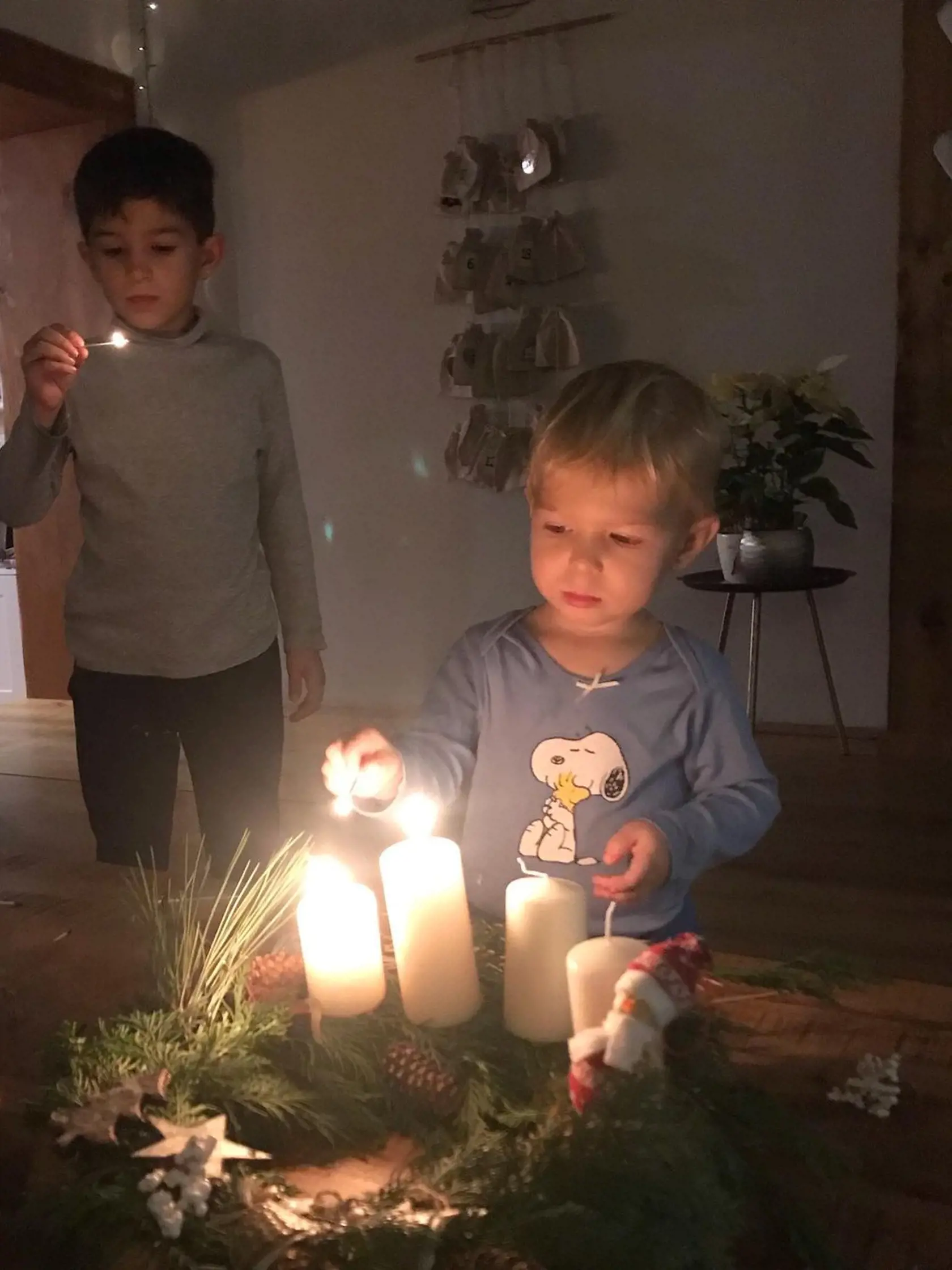Detičky Viki Rákovej zapalujú adventný veniec