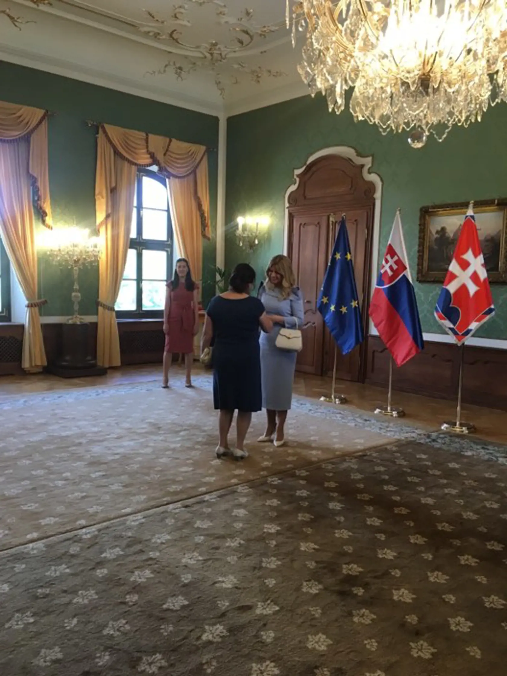 Na slávnostný obed nová prezidentka pozvala dôchodcov.