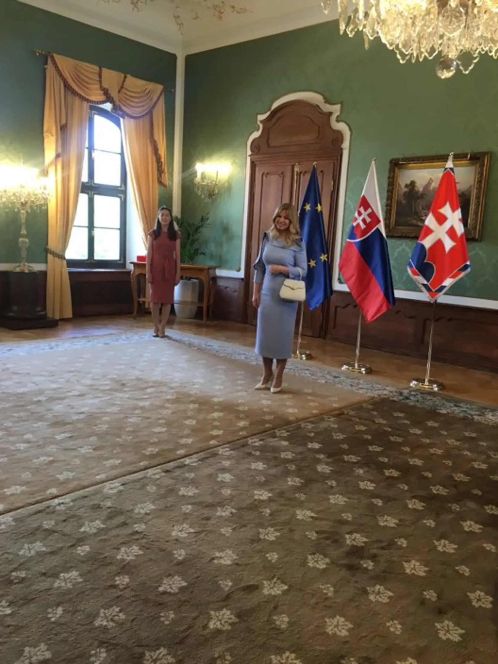 Zuzana Čaputová sa pešo presúvala z Reduty katedrály sv. Martina.