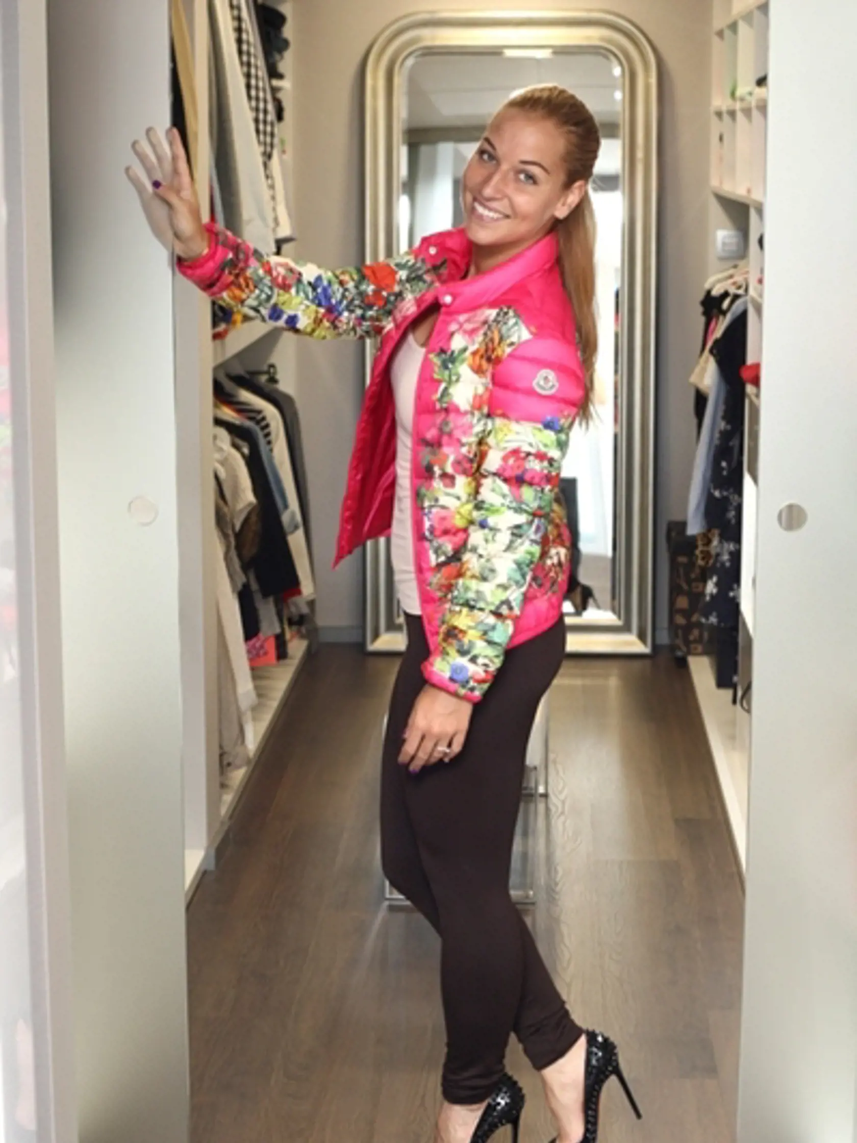 Dominika Cibulková v legínach a výraznej bundičke.