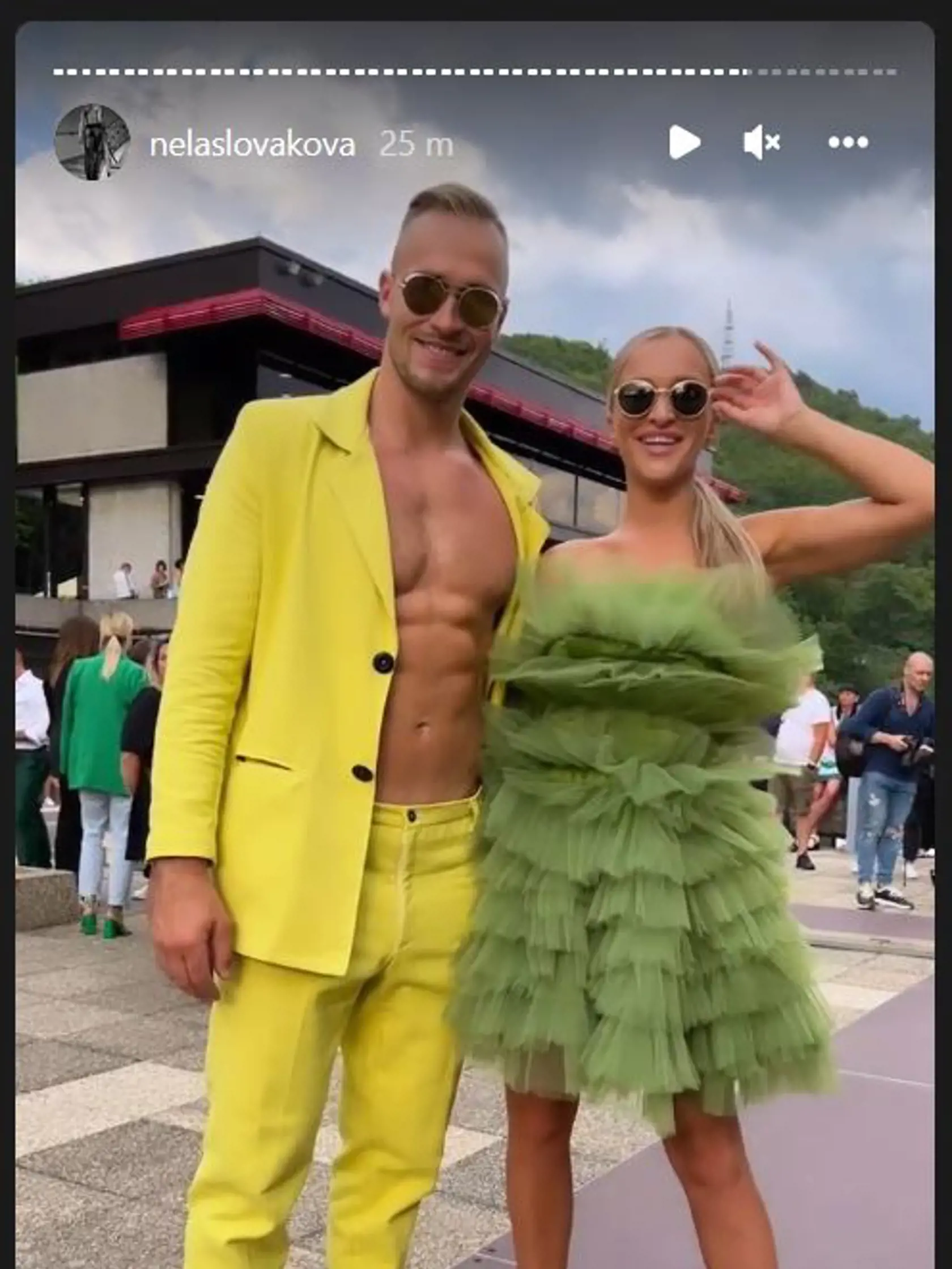Nela si z kritiky ťažkú hlavu nerobila a na ďalší deň sa pochválila s ďalším extravagantným outfitom. Do netradičného kúsku navliekla aj svojho frajera Lukáša.