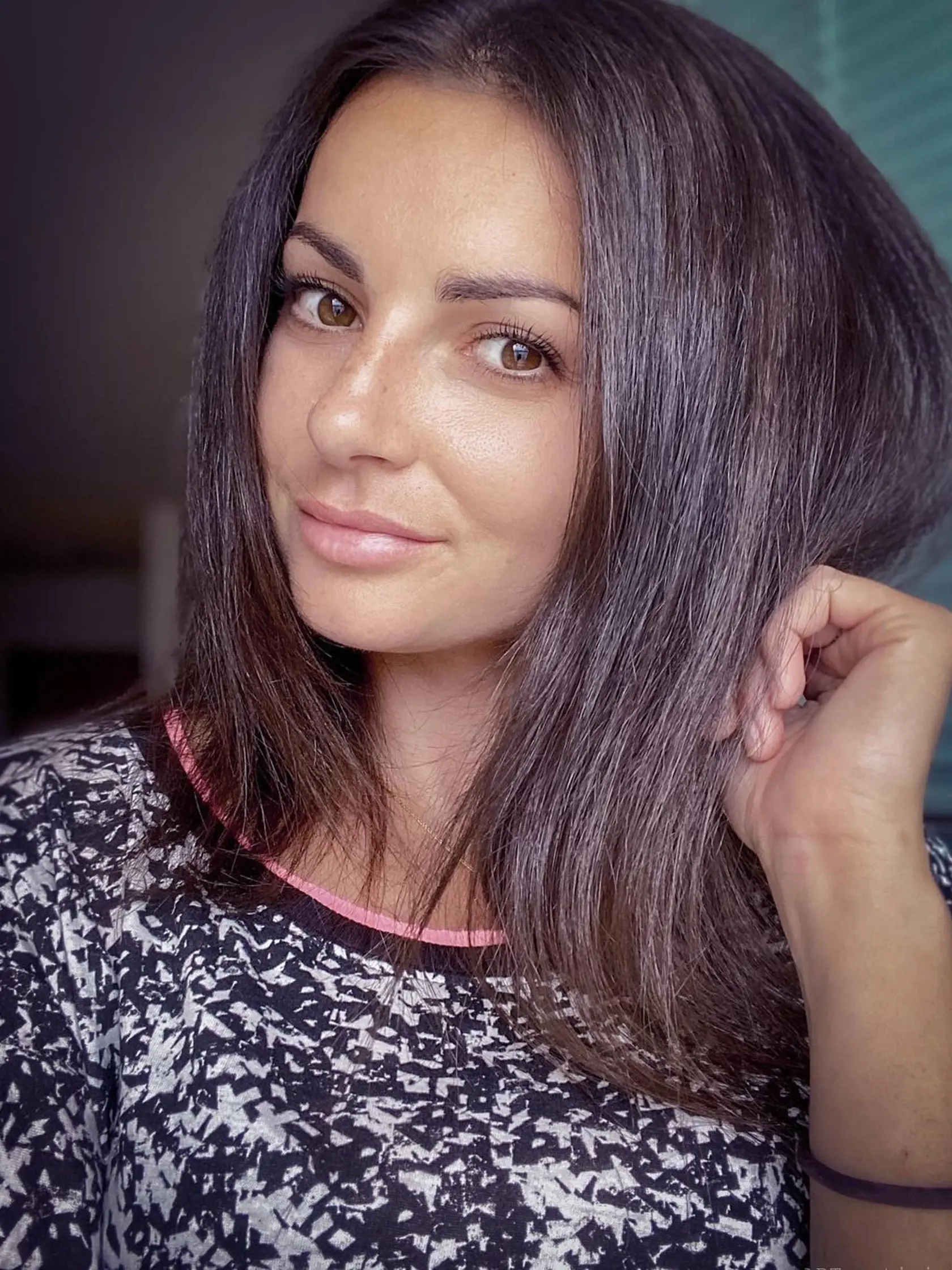 Lašák už niekoľko rokov žije s krásnou Romanou Kopeckou. Podľa tipu od čitateľa teraz pred grafickou dizajnérkou pokľakol a požiadal ju o ruku.