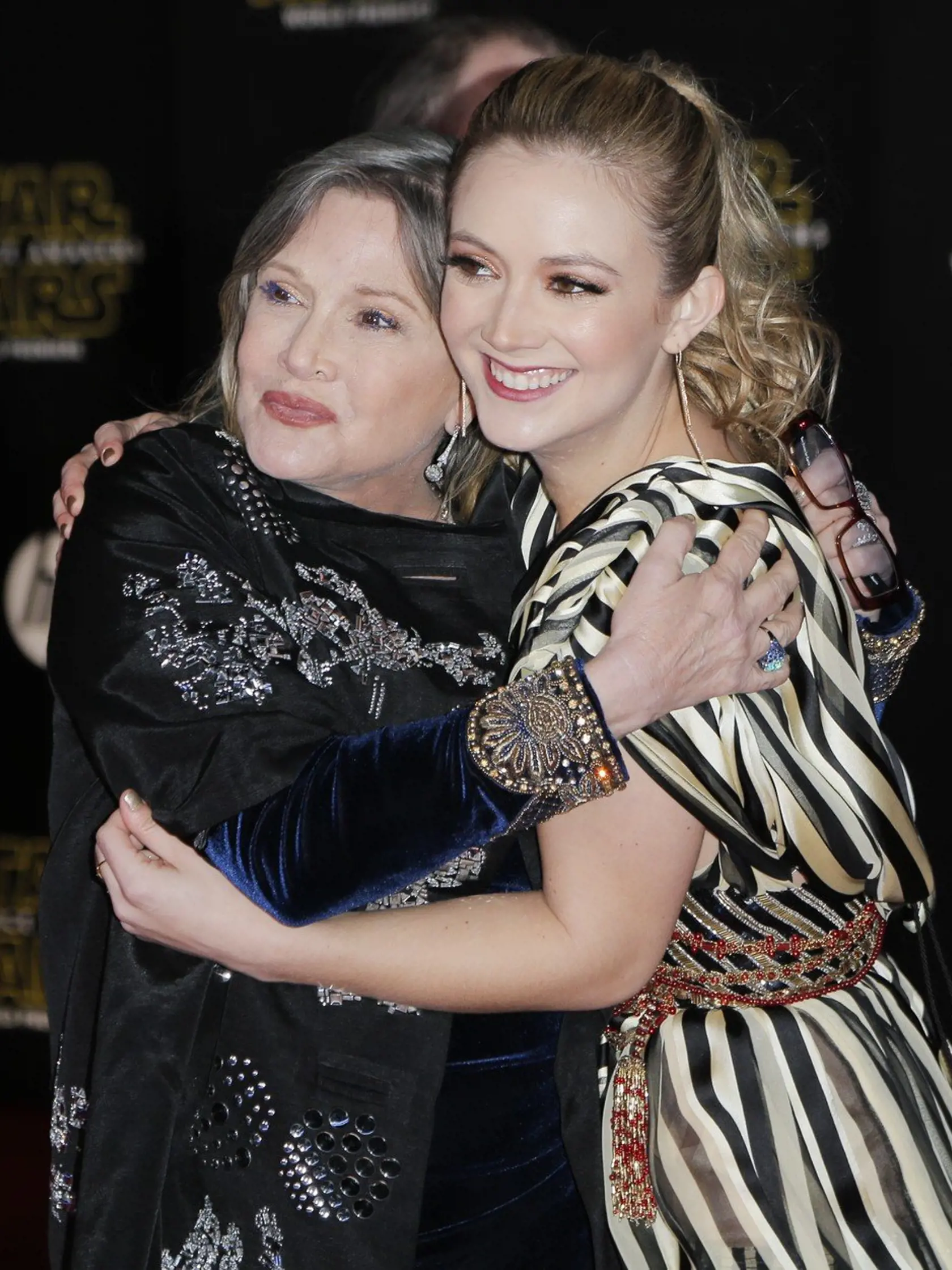 Spevák Paul Simon bol iba dva roky manželom herečky a speváčky Carrie Fisher (1956-2016), ktorú preslávia filmová séria Star War. Druhým sa stal Bryan Lourd. Ich dcéra Billie Lourd (27) je známa herečka (na foto s matkou), ktorá sa objavila v posledných troch epizódach Star Wars. Manželstvo vydržalo len o rok dlhšie ako prvé, pretože Lourd sa priznal, že je gay.