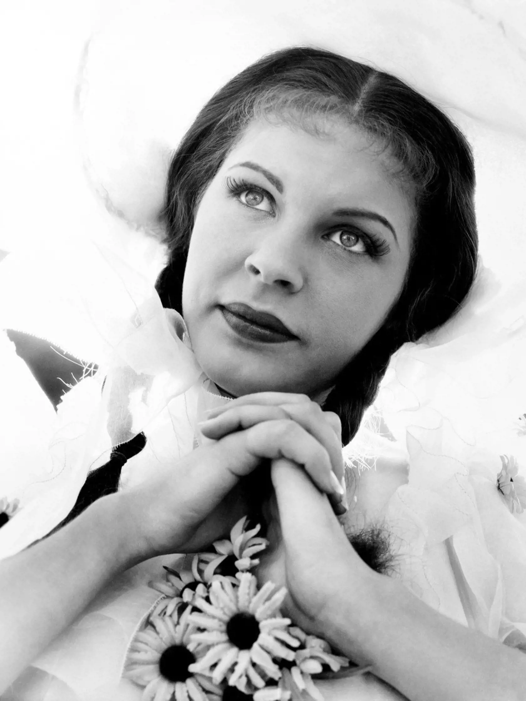 Americká komediálna herečka a speváčka Martha Raye (1916-1994) mala emocionálne turbulentný život, sedemkrát sa vydávala. So štvrtým manželom mala dcéru Melodye. Jej posledný manžel Mark Harris bol o 33 rokov mladší a bisexuál. Herečkine posledné roky boli hrozné – trpela Alzheimerovou chorobou, pre zlý krvný obeh jej v roku 1993 amputovali obe nohy. A akoby toho nebolo dosť, nasledujúci rok prišla pri zemetrasení o dom. Mark Harris bol pri nej až do konca.
