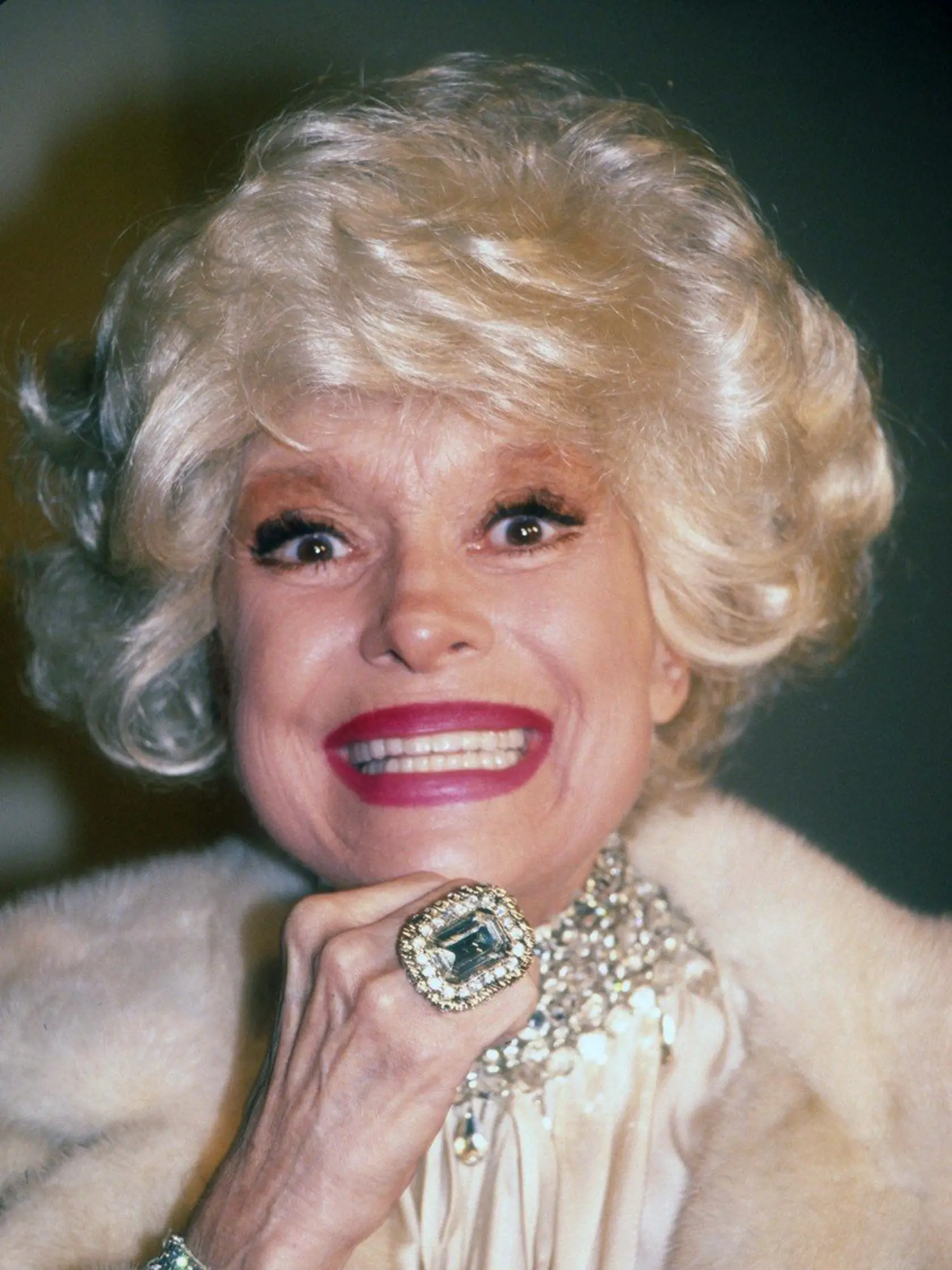 O treťom zo štyroch manželov herečky Carol Channing (1921-2019) Charlesovi Lowovi sa hovorilo, že je homosexuál. Dlho žili odlúčene, ale na papieri ich manželstvo trvalo od roku 1956 až do jeho smrti v roku 1999.