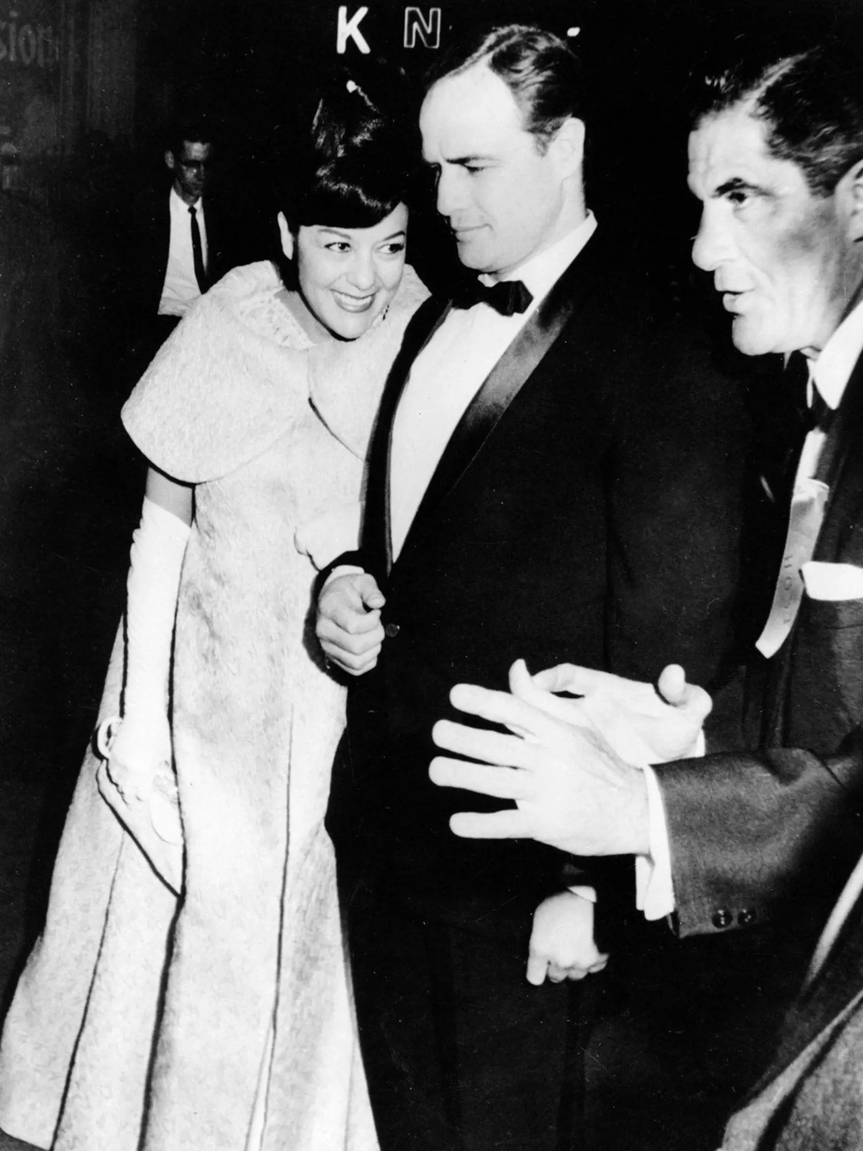 Marlon Brando (1924-2004) mal tri manželky a 11 detí, ale otvorene rozprával o svojich sexuálnych skúsenostiach s mužmi. Manželstvo s Annou Kashfi trvalo dva roky, rovnako ako s jeho najznámejšou manželkou Movitou Castanedou (na foto), ktorá s ním hrala vo filme Vzbura na Bounty. Najdlhšie, desať rokov, bol ženatý s Taritou Teriipaiou. Na sklonku života mu bola partnerkou Maria Cristina Ruiz.