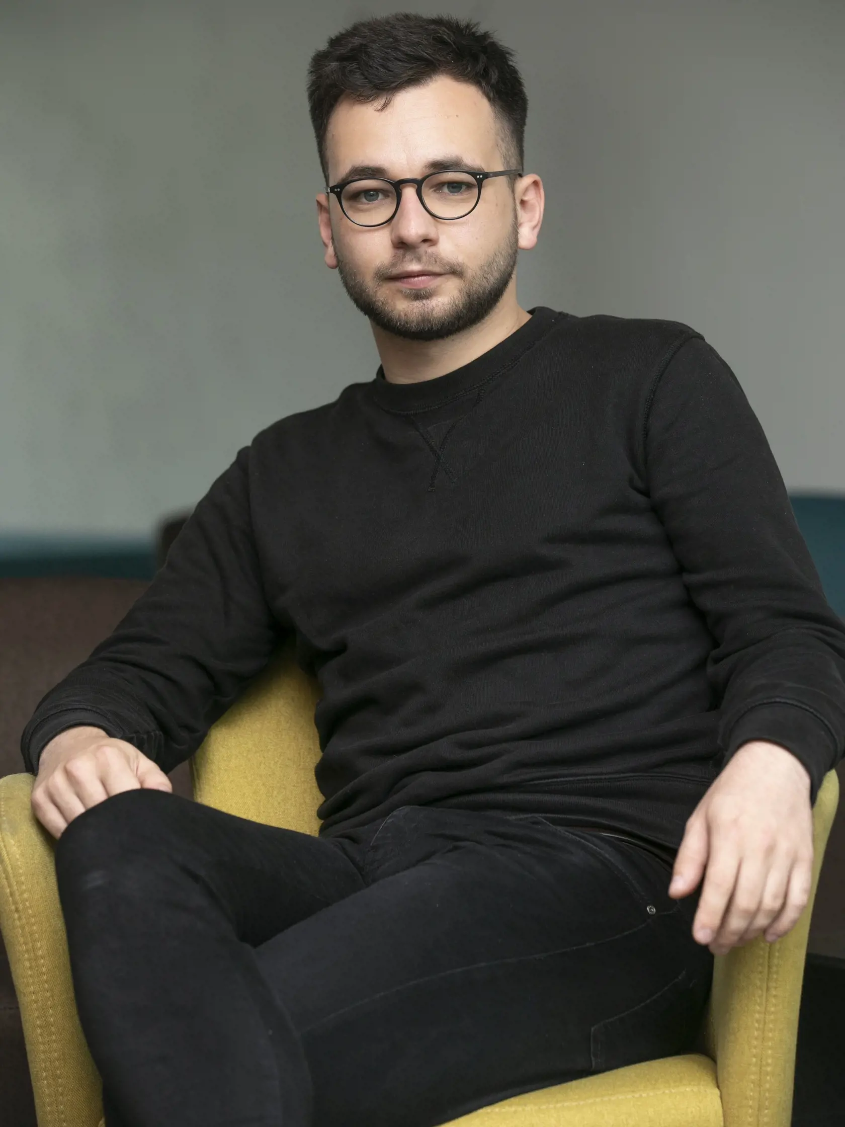 Na fotke je Martin Burgr, ktorý sa staral o mediálne výstupy prezidentke Zuzane Čaputovej.