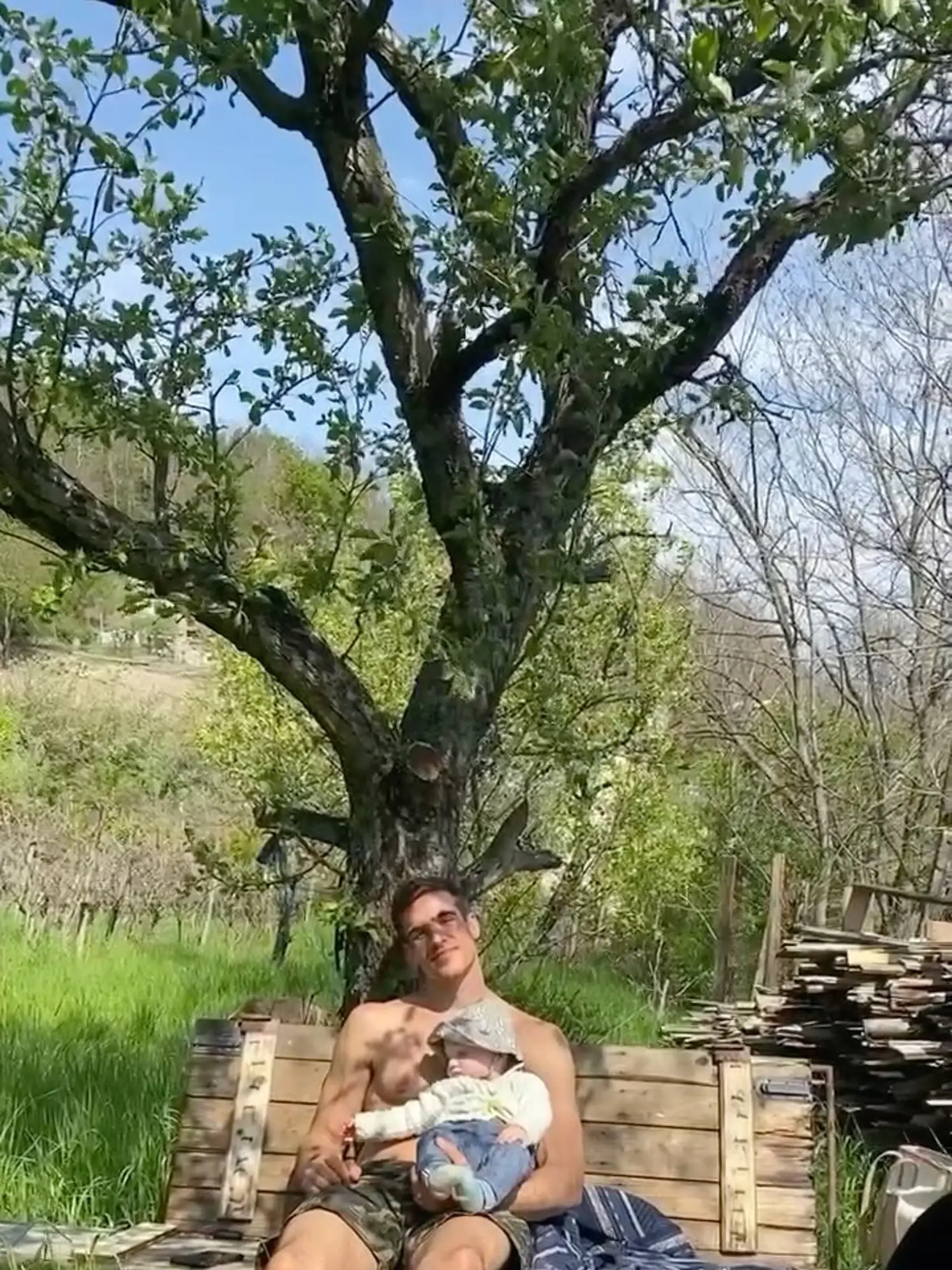 Spokojný Adam Bardy v svojej záhrade so synom.