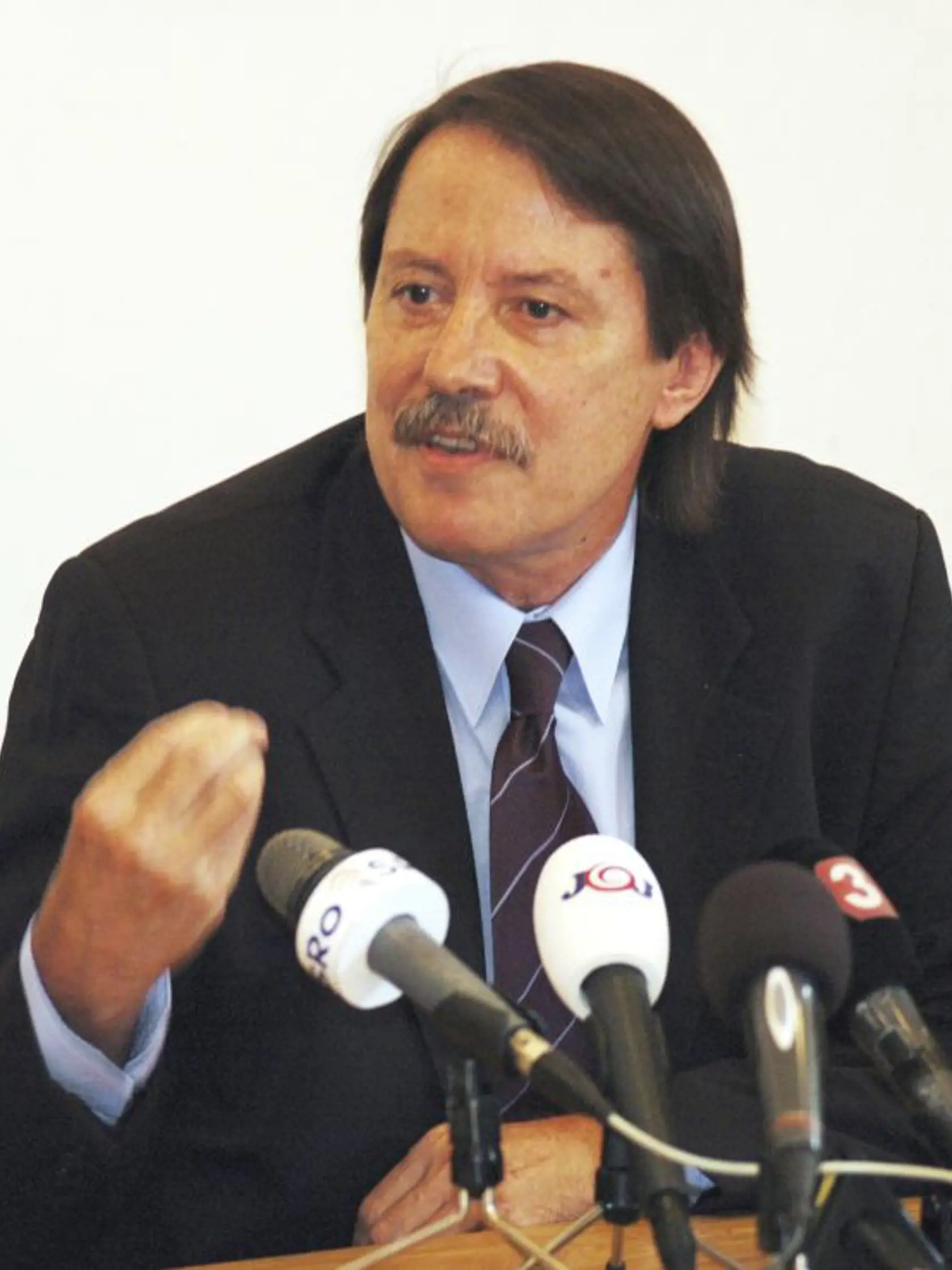 *** Archivní snímek z 19. srpna 2005 ***  ** JÁN  LANGOŠ **   Nìkdejší polistopadový èeskoslovenský ministr vnitra a souèasný šéf slovenského Ústavu pamìti národa Ján Langoš (59) zemøel 15. èervna pøi autonehodì na východì Slovenska.